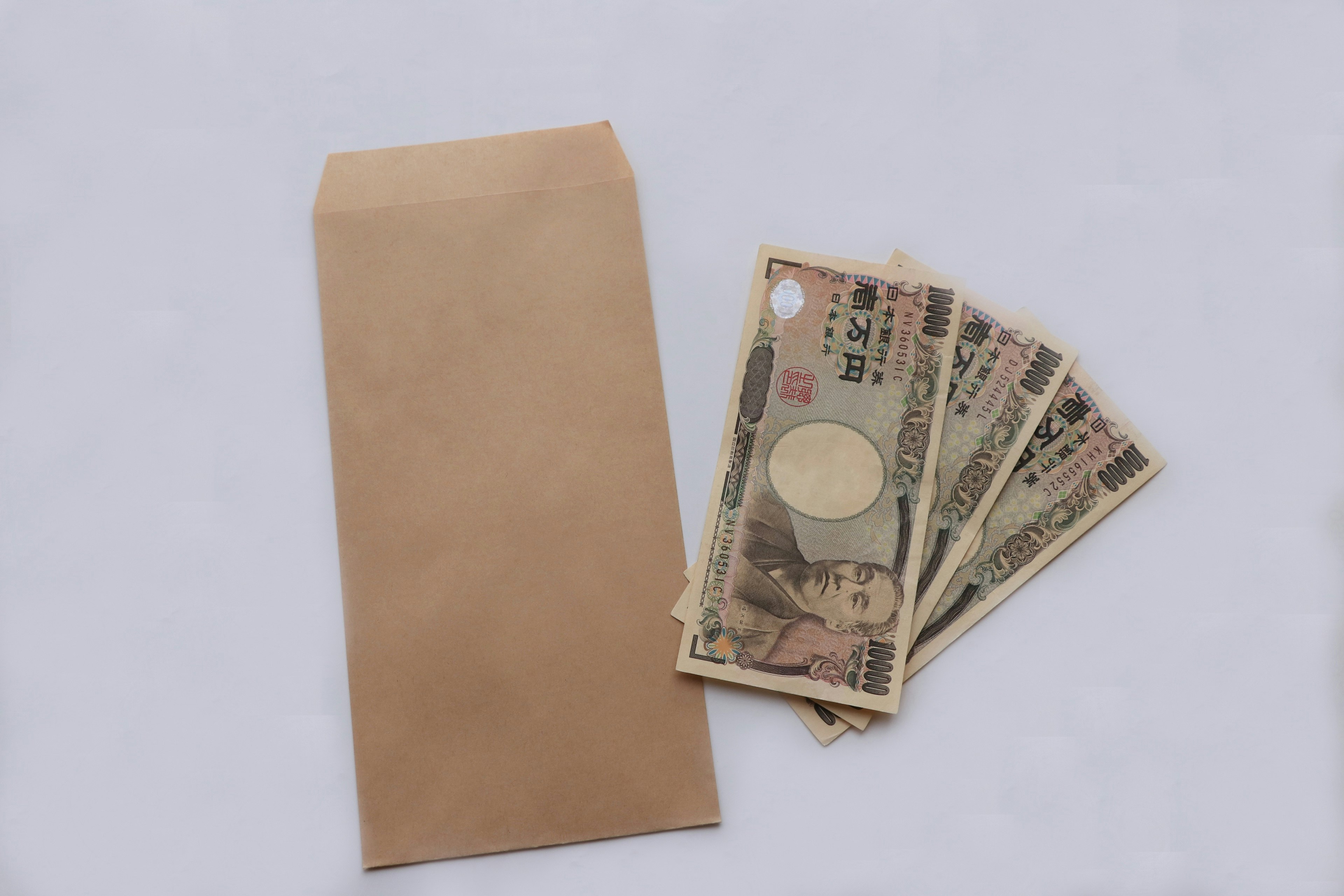 Brown envelope with several Japanese yen bills beside it