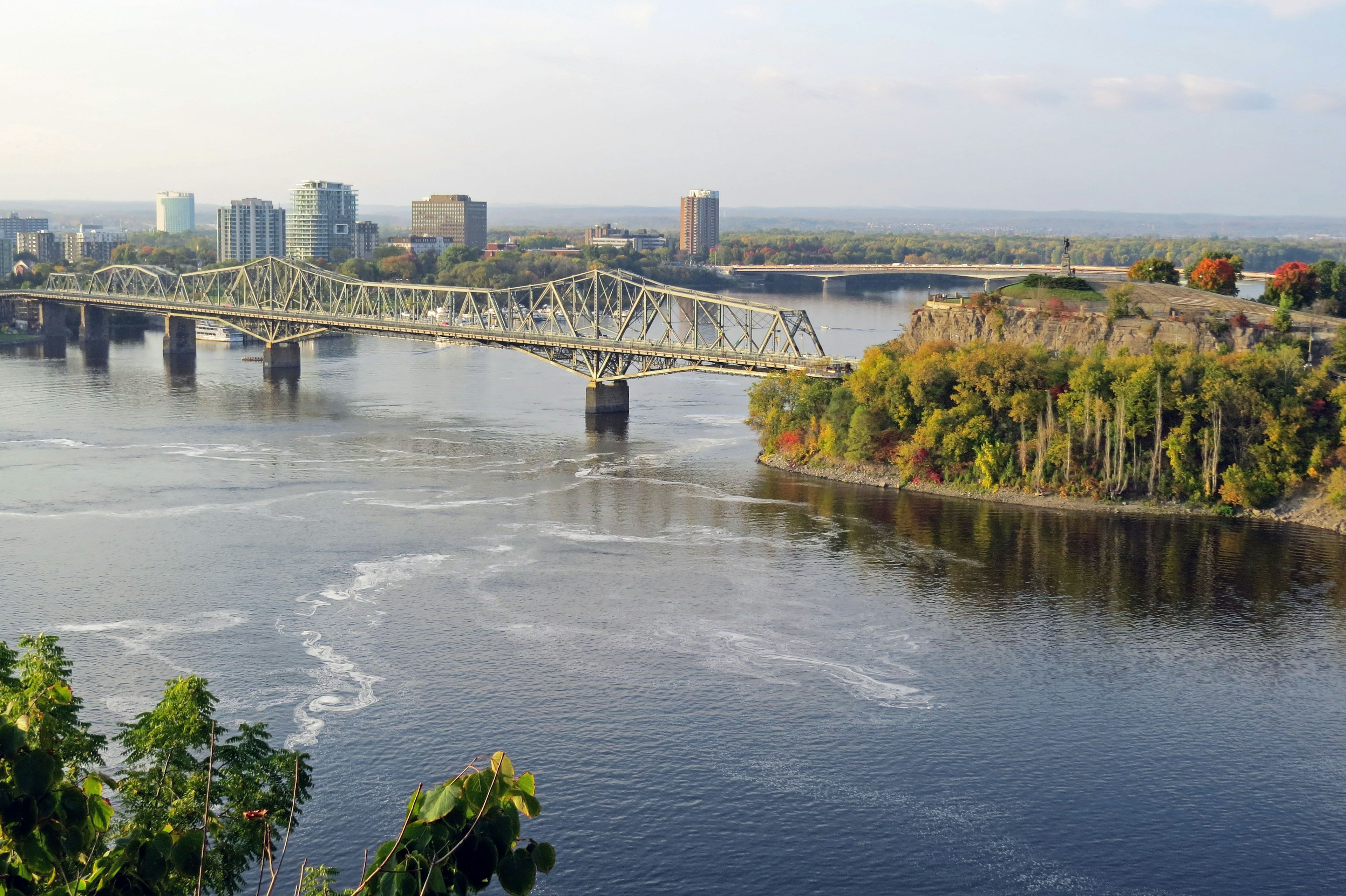 Paysage urbain avec une rivière et un pont entouré de verdure