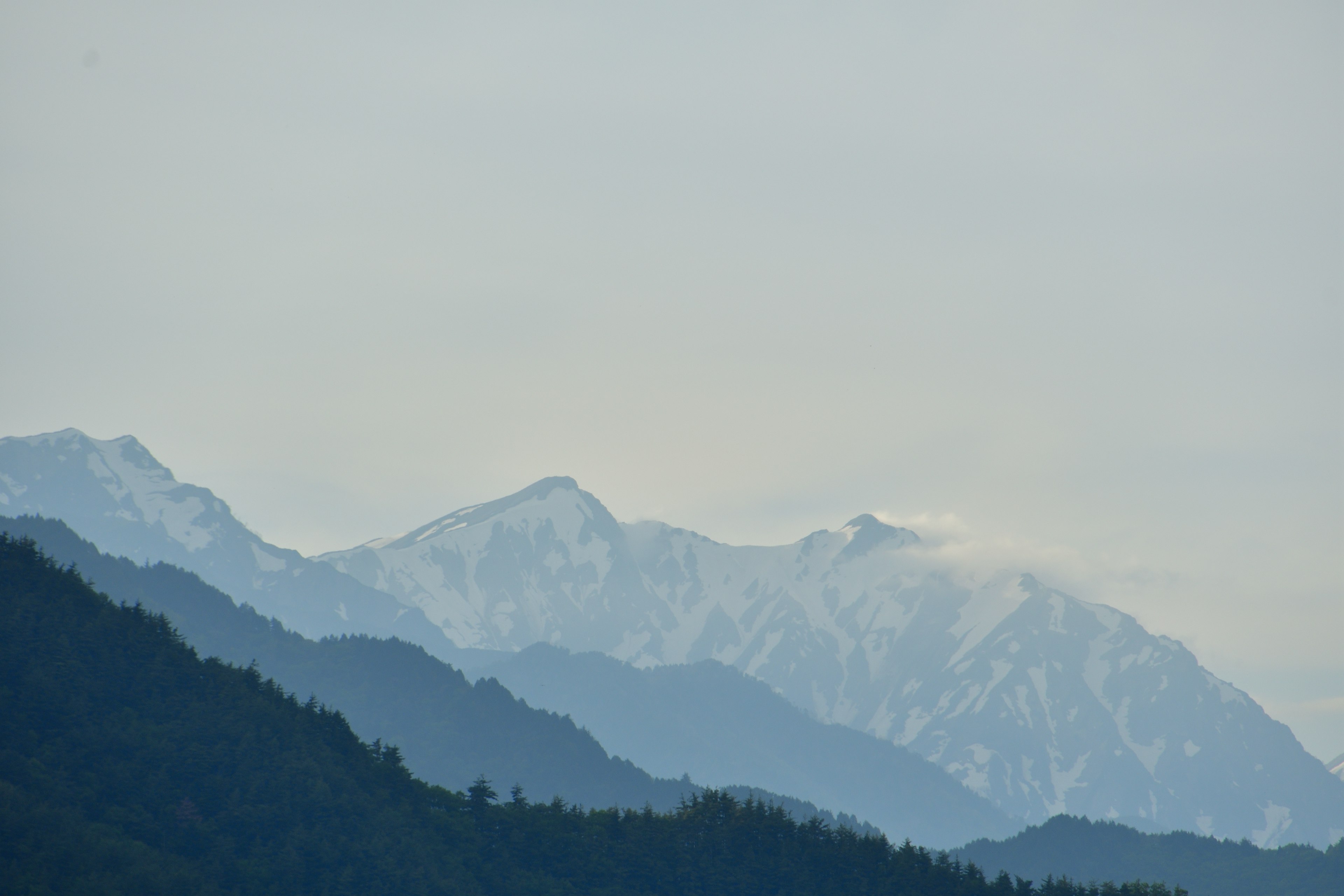 Montagne innevate con uno sfondo di cielo blu