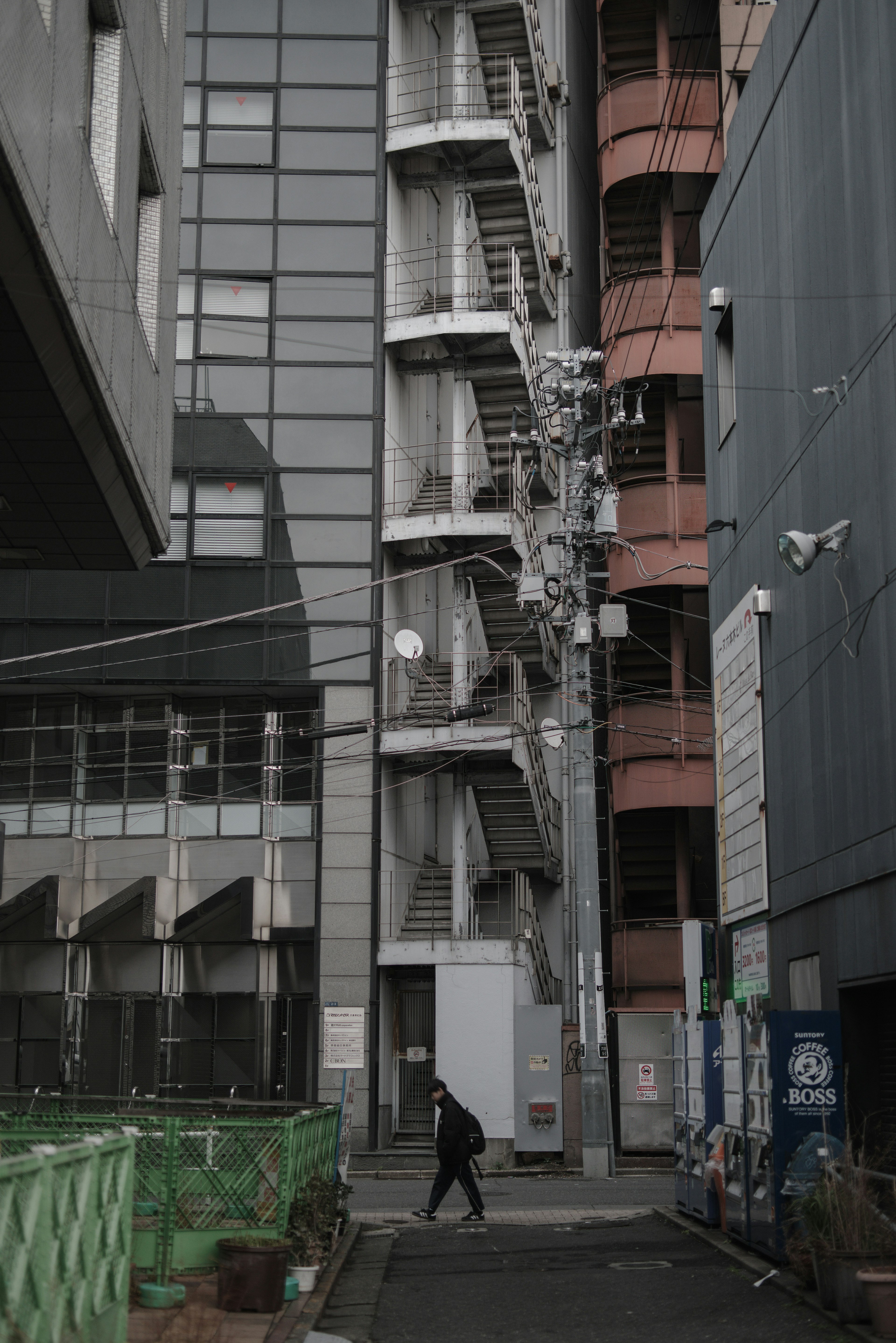 高層ビルの間にある狭い通路と階段の構造