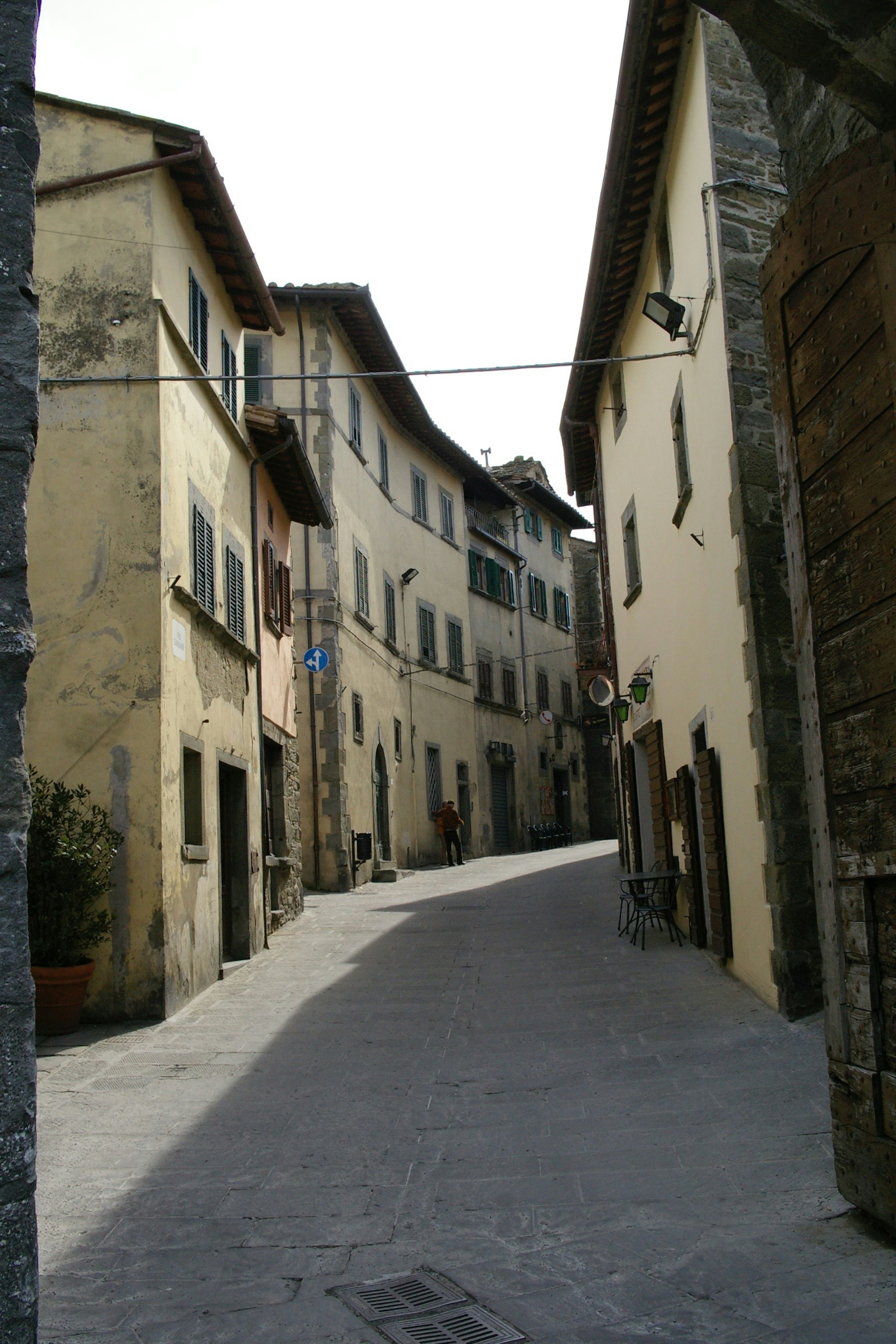 Strada acciottolata stretta circondata da vecchi edifici