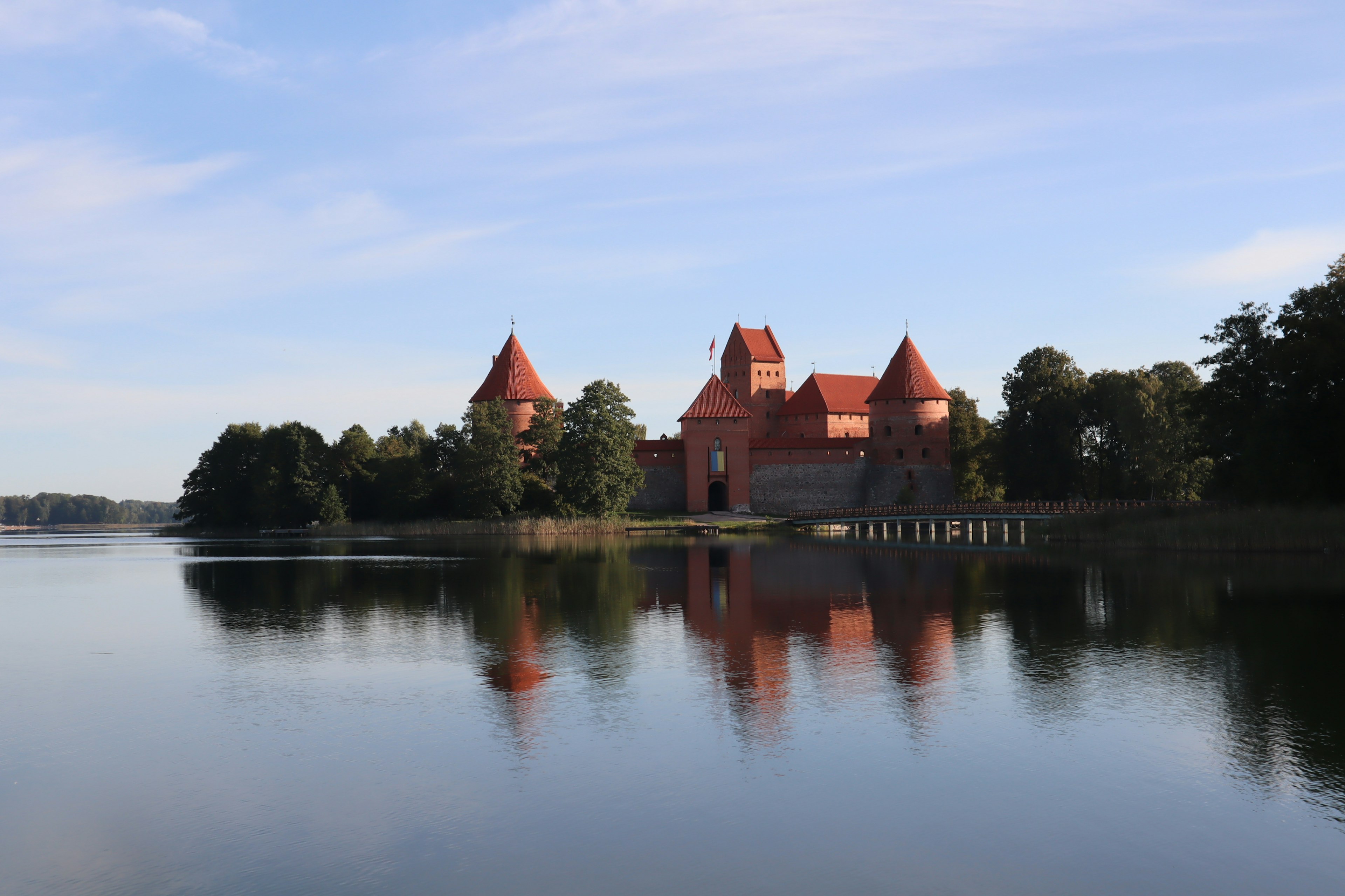 Pemandangan indah Kastil Trakai dengan atap merah di tepi danau