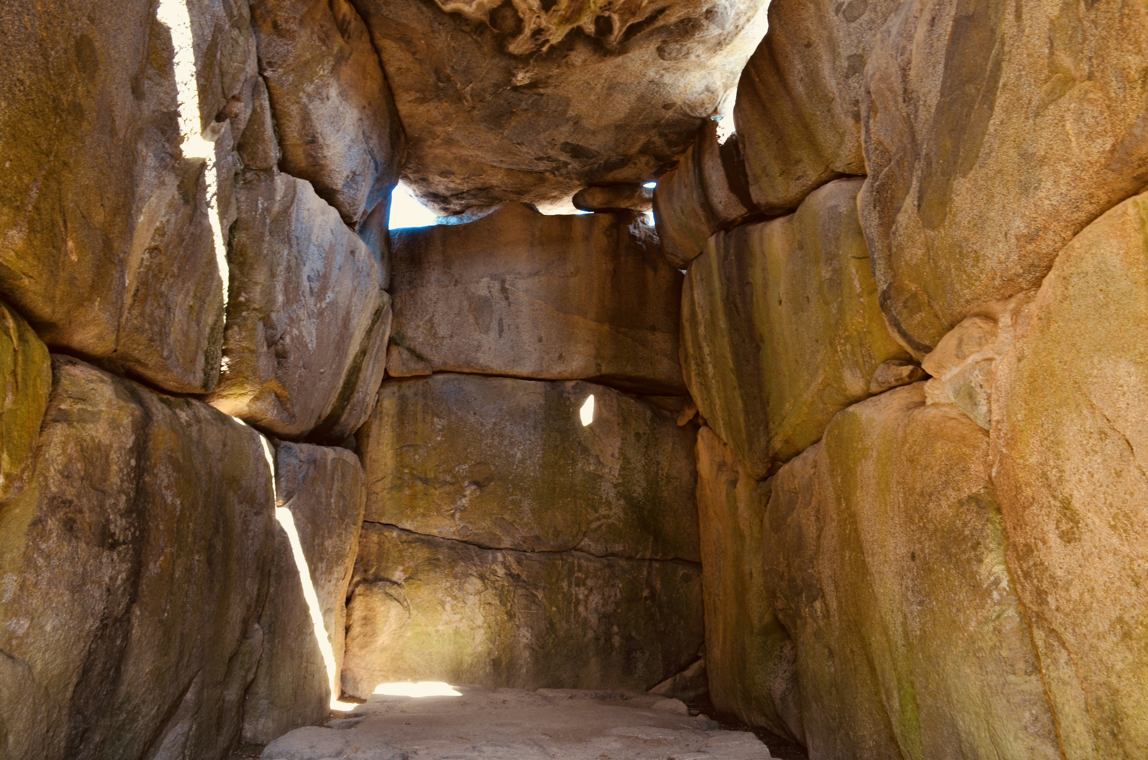 Vista interior de una estructura de piedra antigua con luz que entra