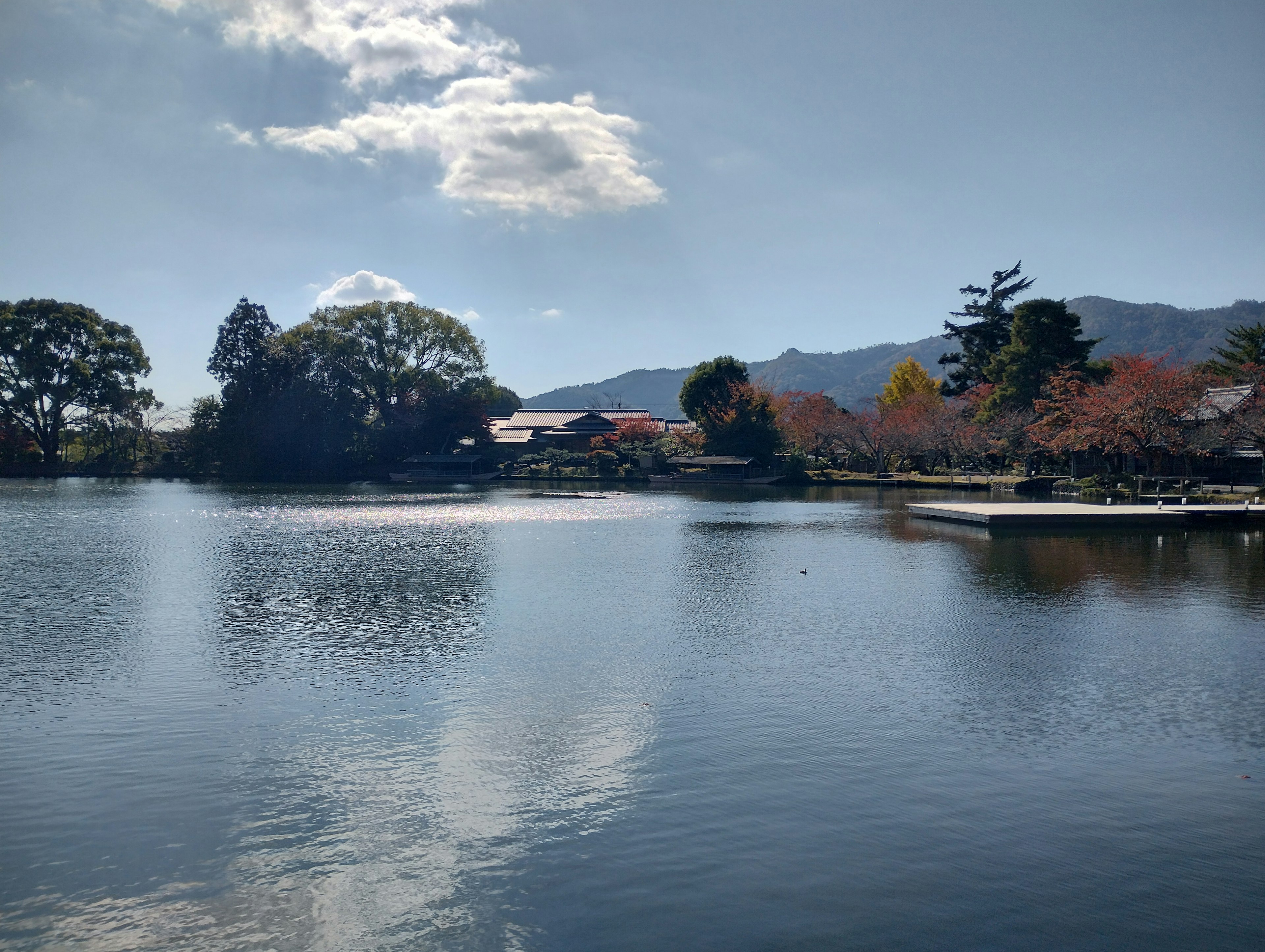 湖泊的风景，映衬着秋天的树木和山脉