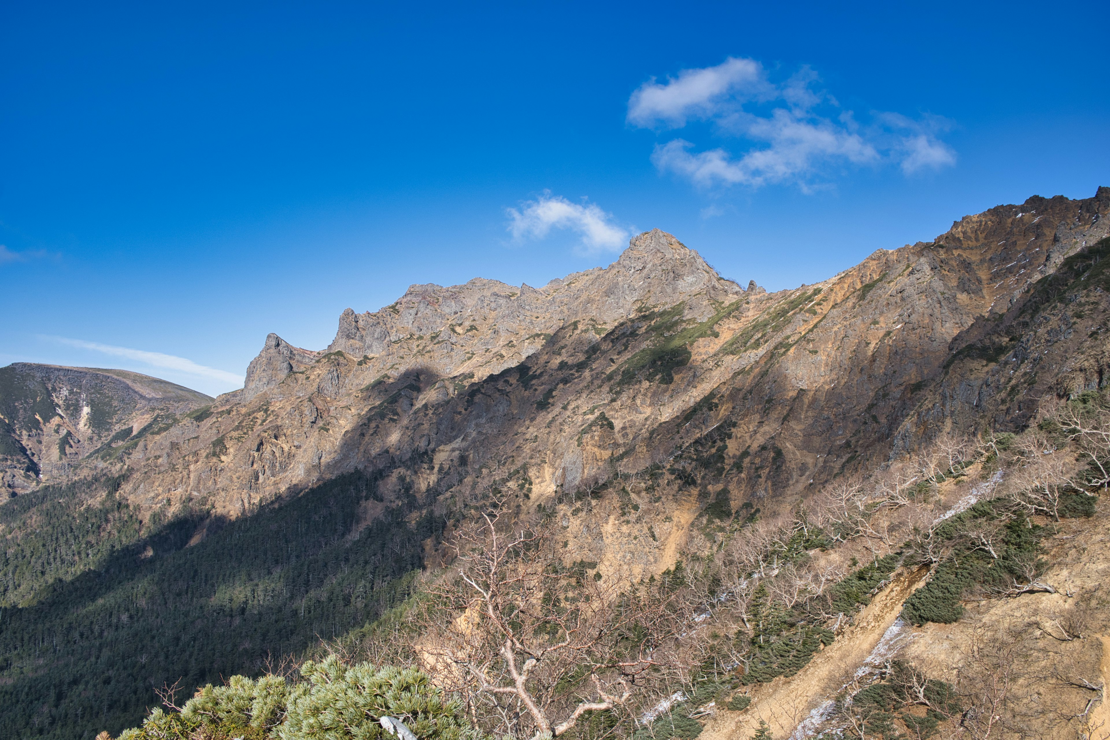 Maestoso paesaggio montano sotto un cielo blu