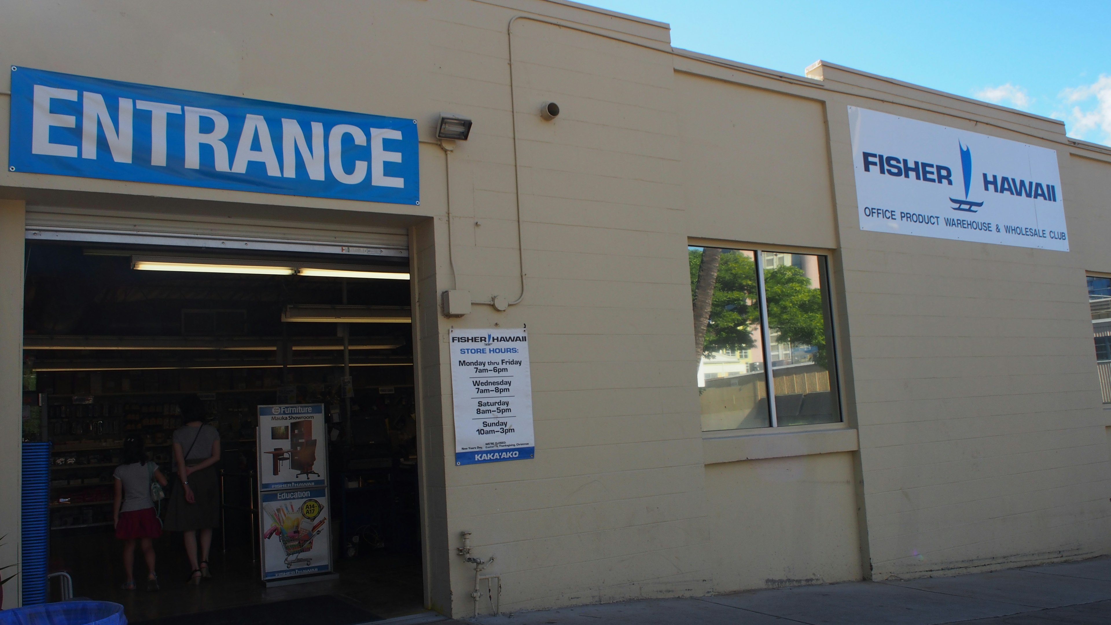 Entrée d'un magasin avec un panneau Fisher Pharma