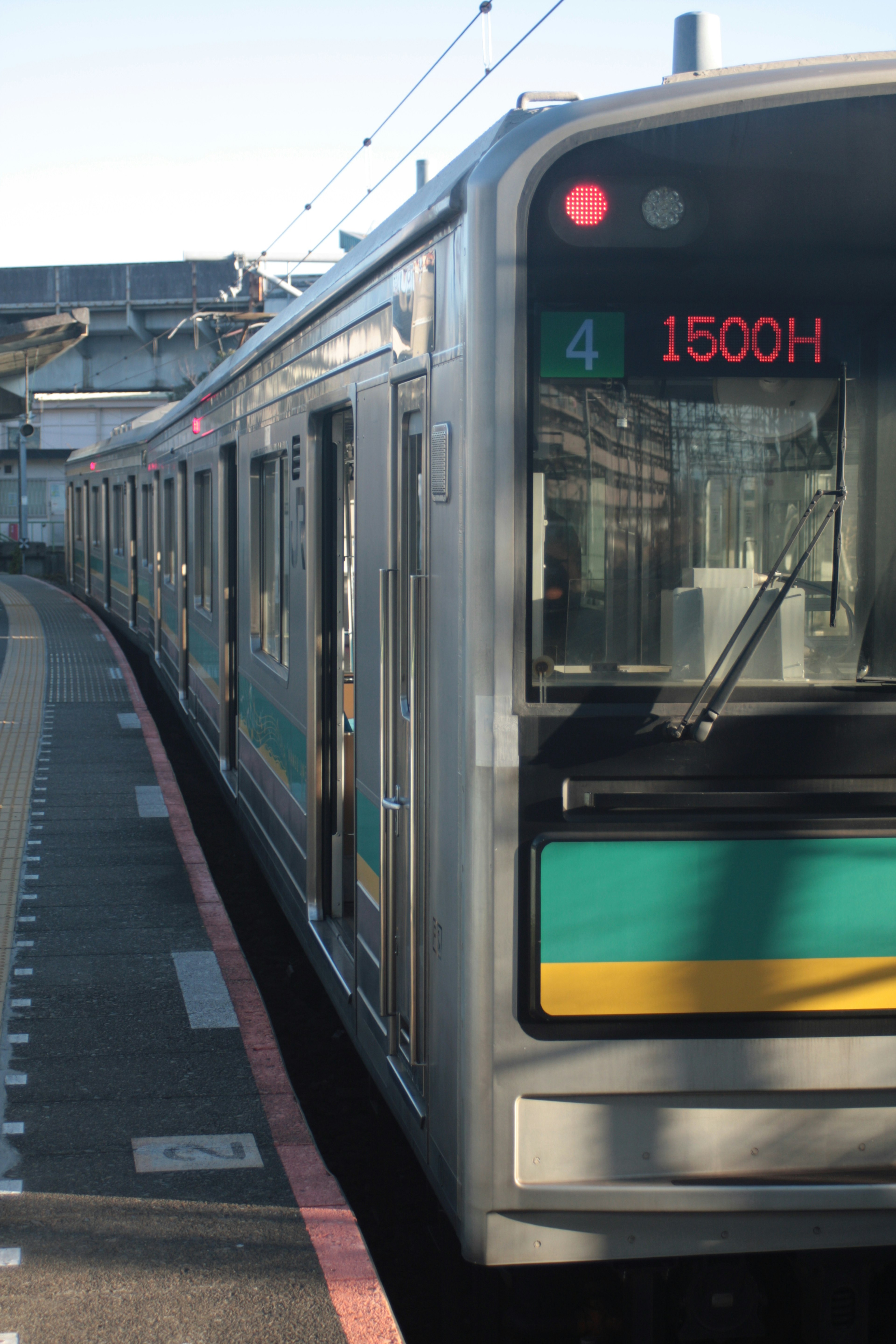 Vista laterale di un treno in stazione con display della destinazione