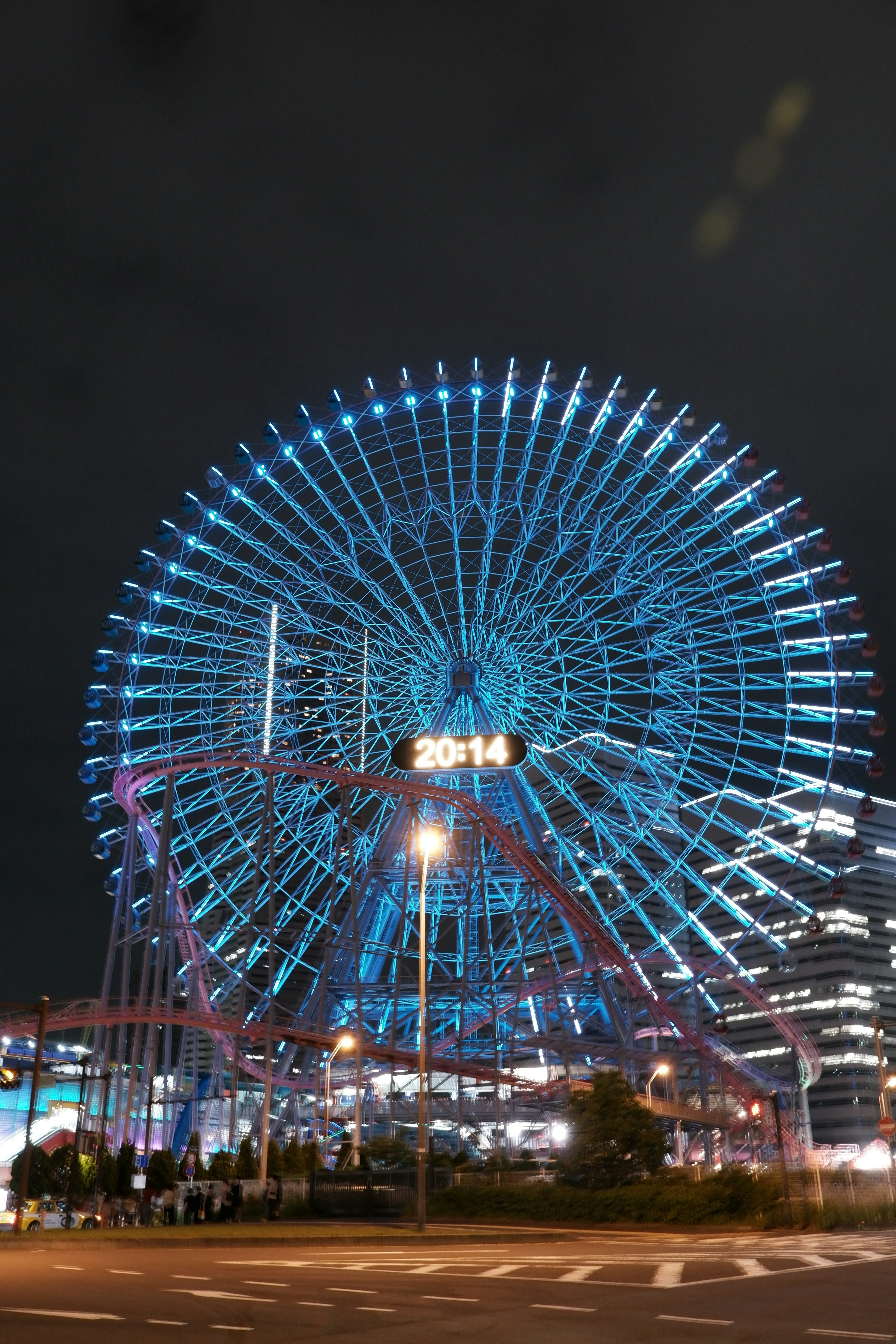 Vue nocturne d'une grande roue illuminée en bleu