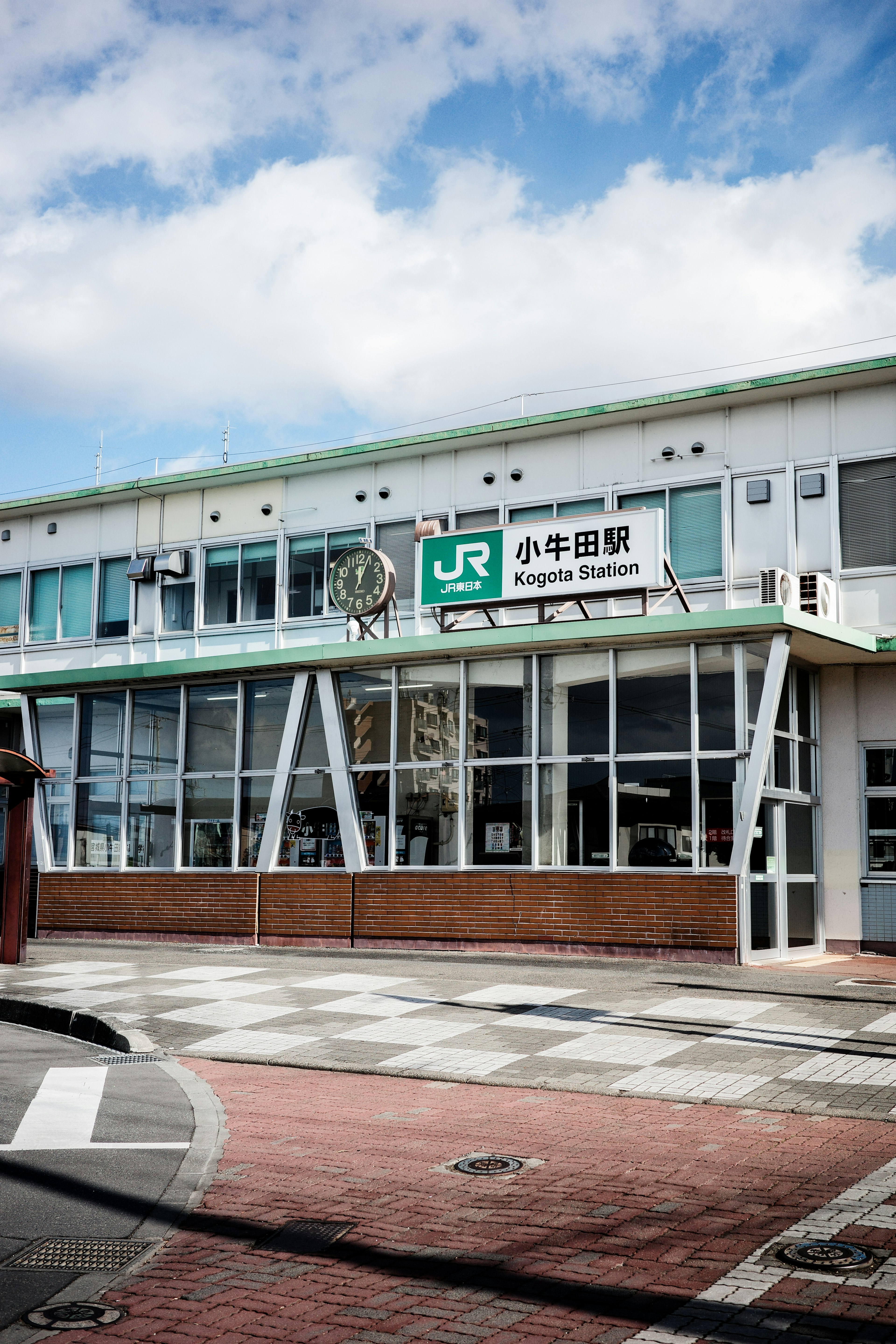 小田原駅の外観と周囲の景色を示す写真