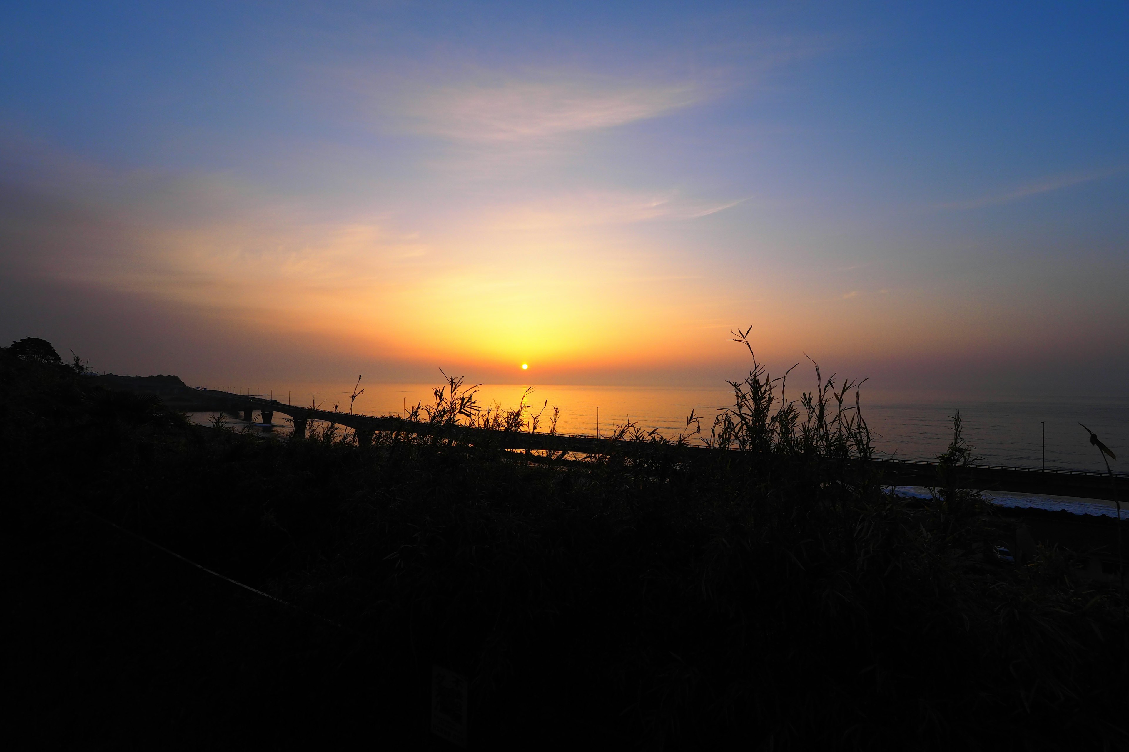 Schöne Landschaft des Sonnenuntergangs über dem Meer