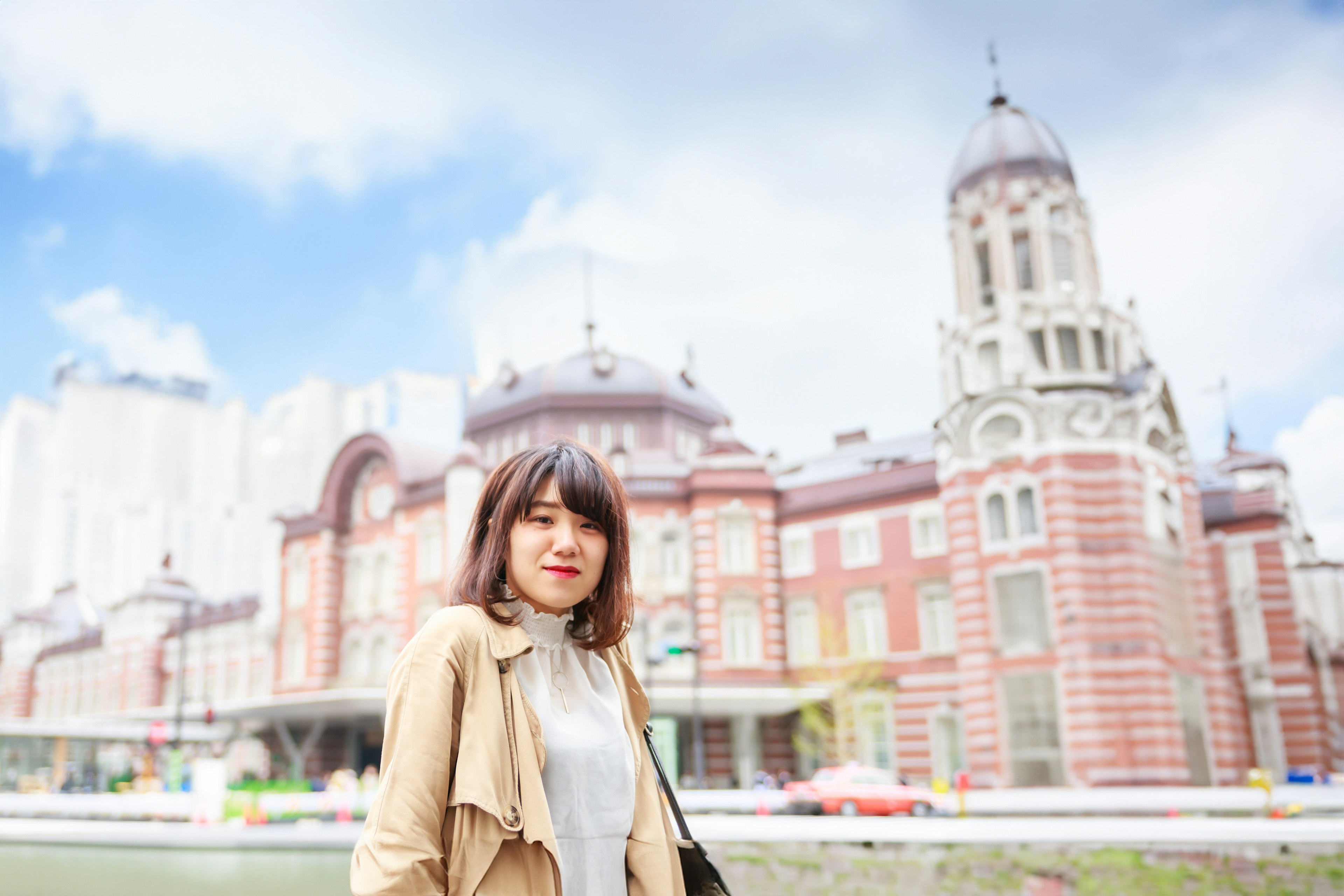 在東京車站前站立的女性肖像