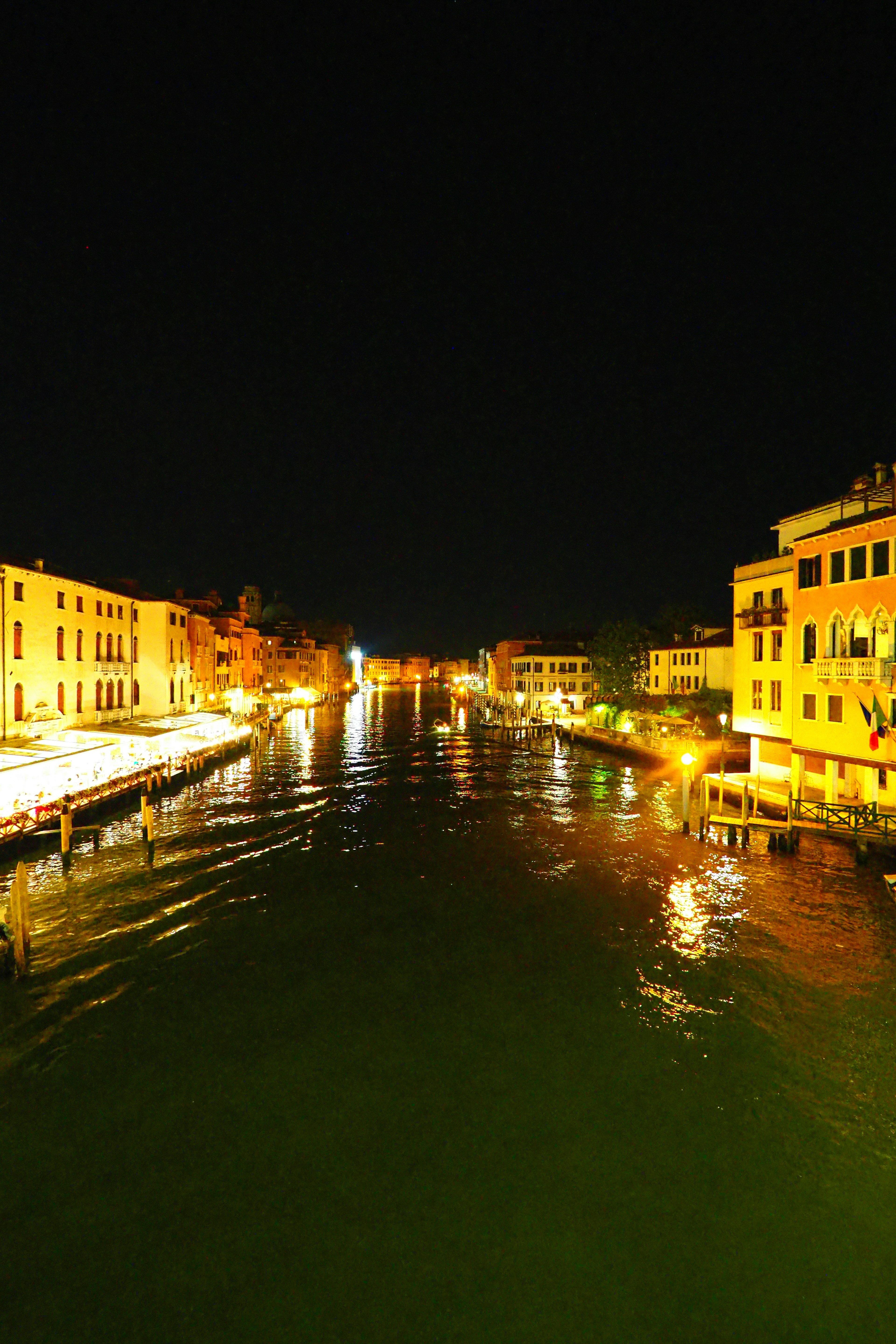 Vista spettacolare del canale di Venezia di notte con edifici illuminati