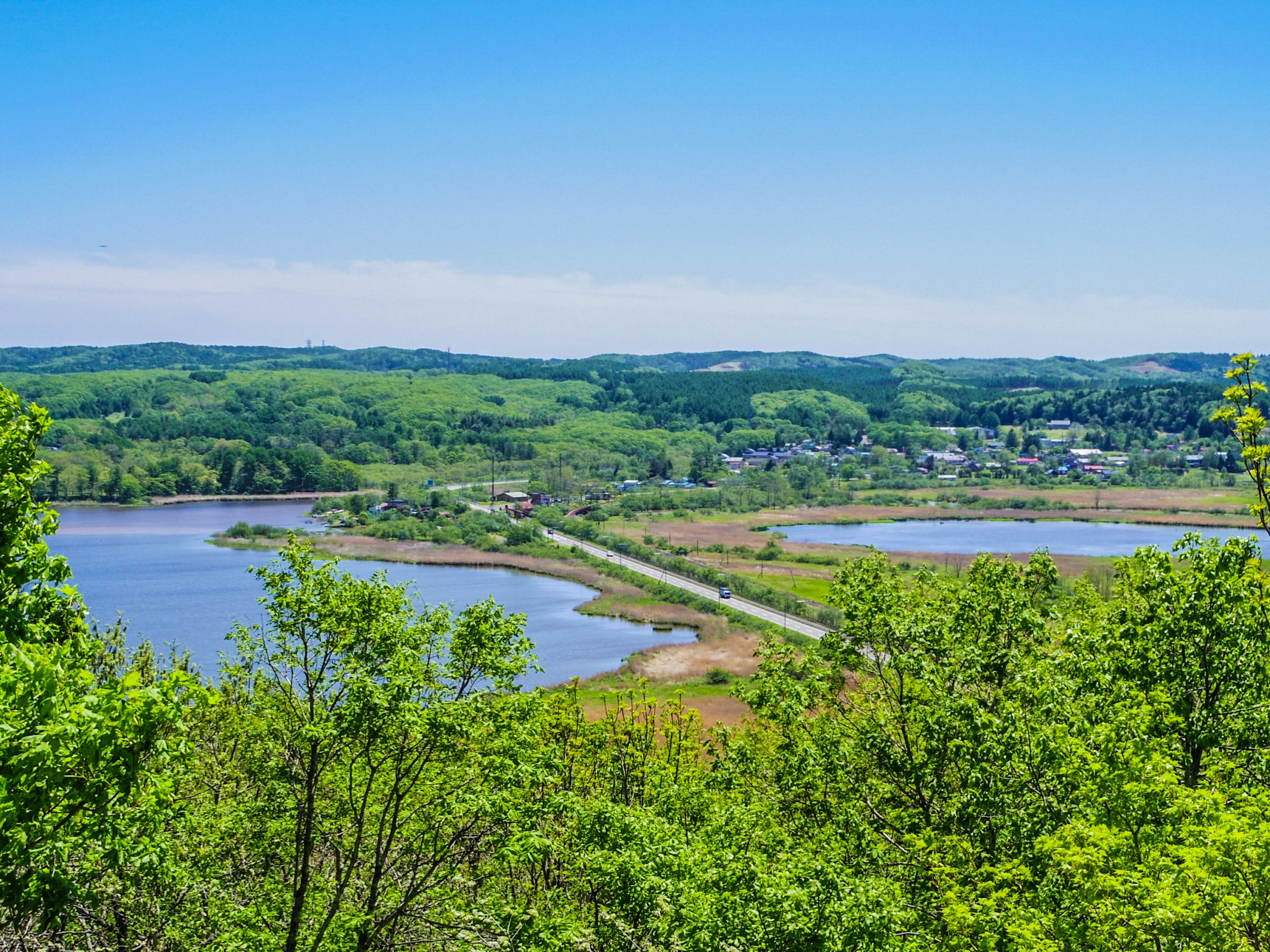 Vue pittoresque des collines verdoyantes et des lacs