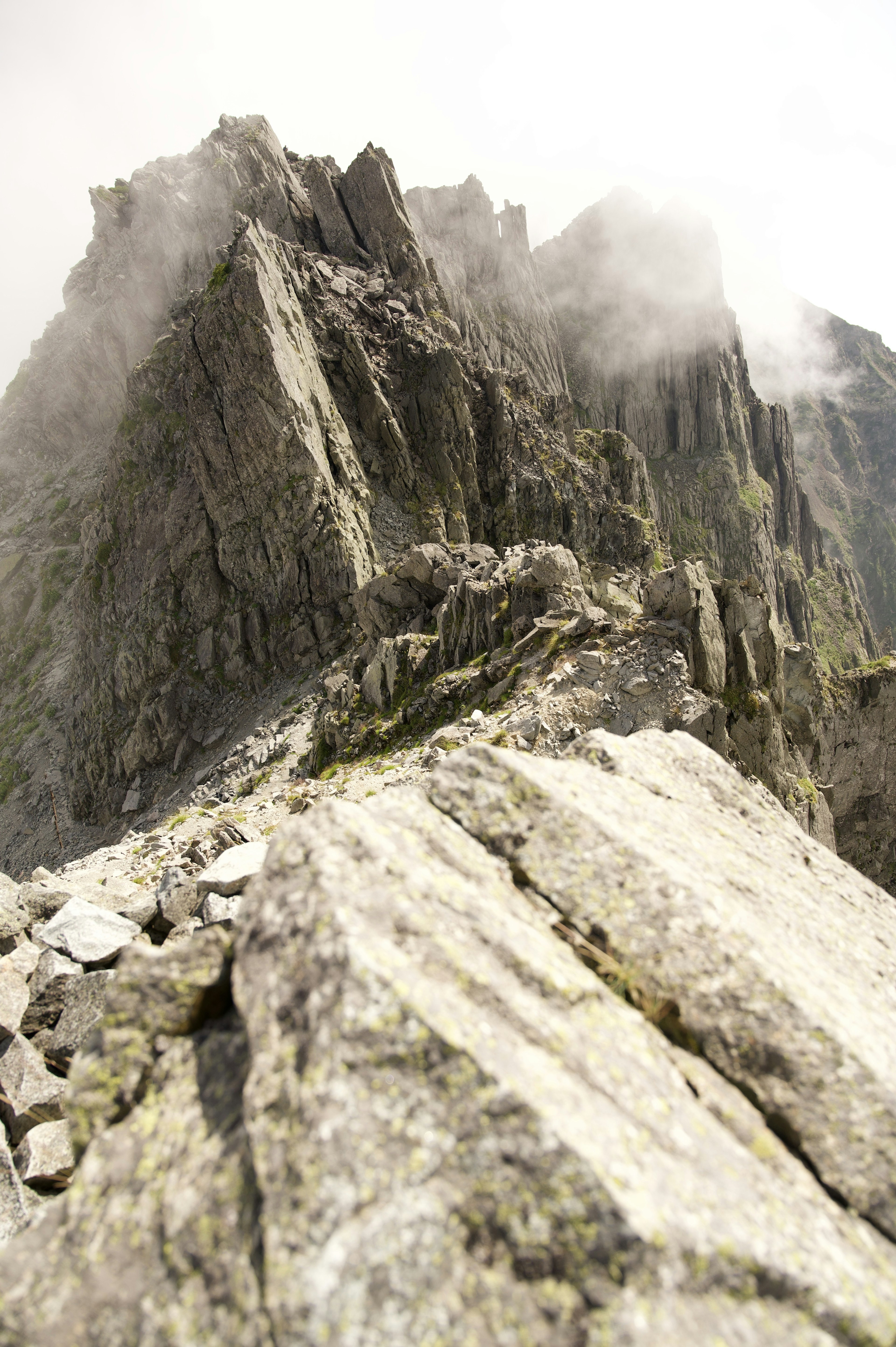 Cima de montaña neblinosa con terreno rocoso