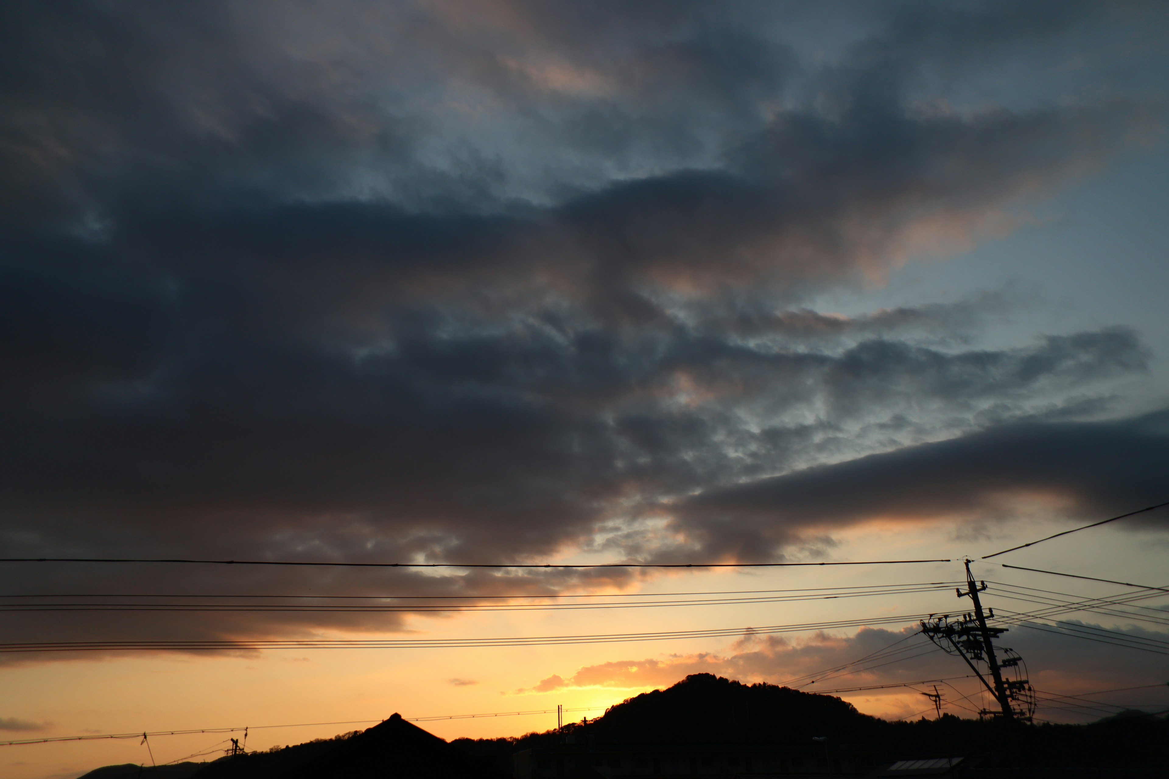 Silhouette des montagnes et des nuages au coucher du soleil