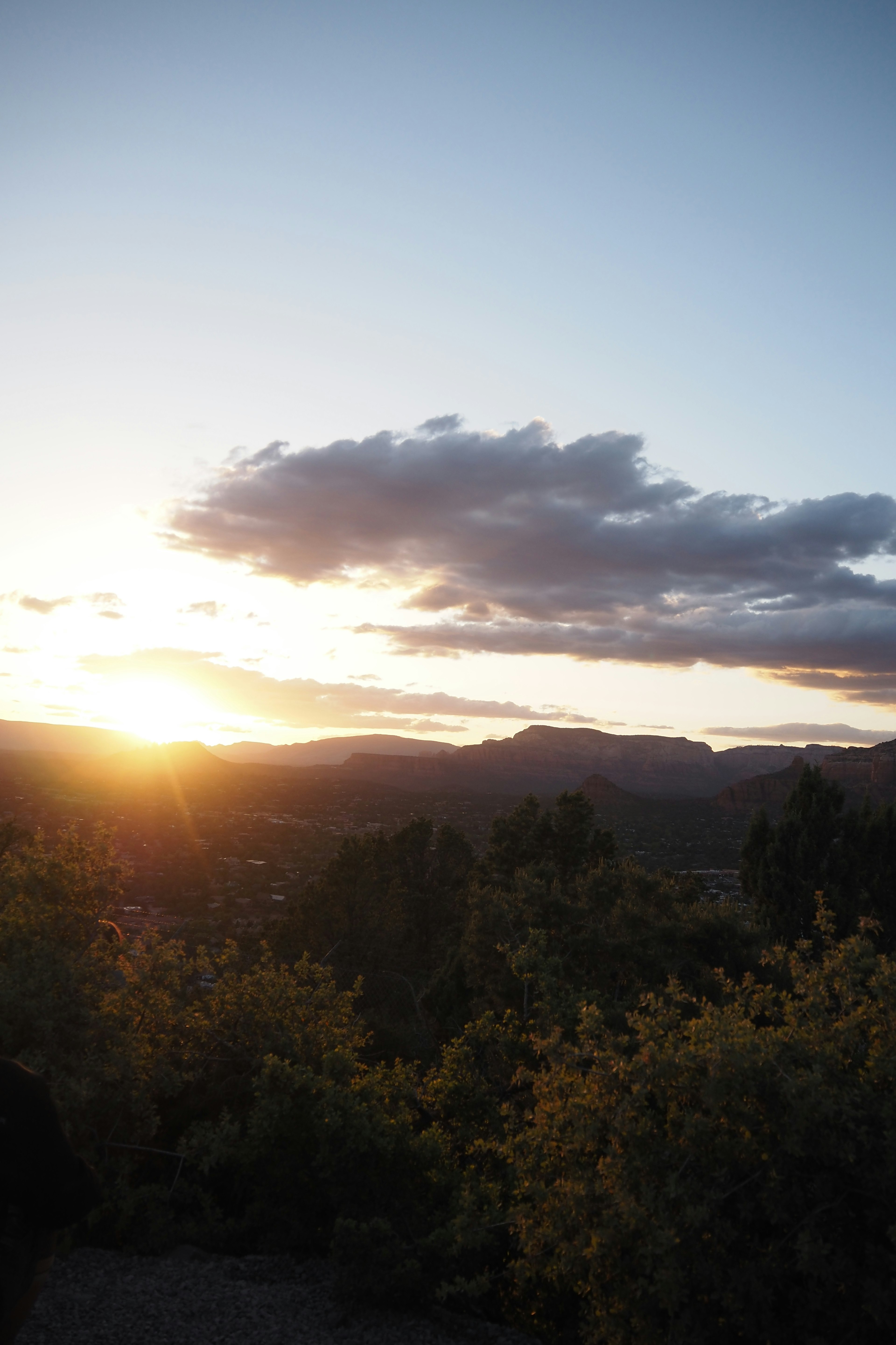 Schöne Landschaft mit Sonnenuntergang Verschiedene Wolken und Berge im Blick