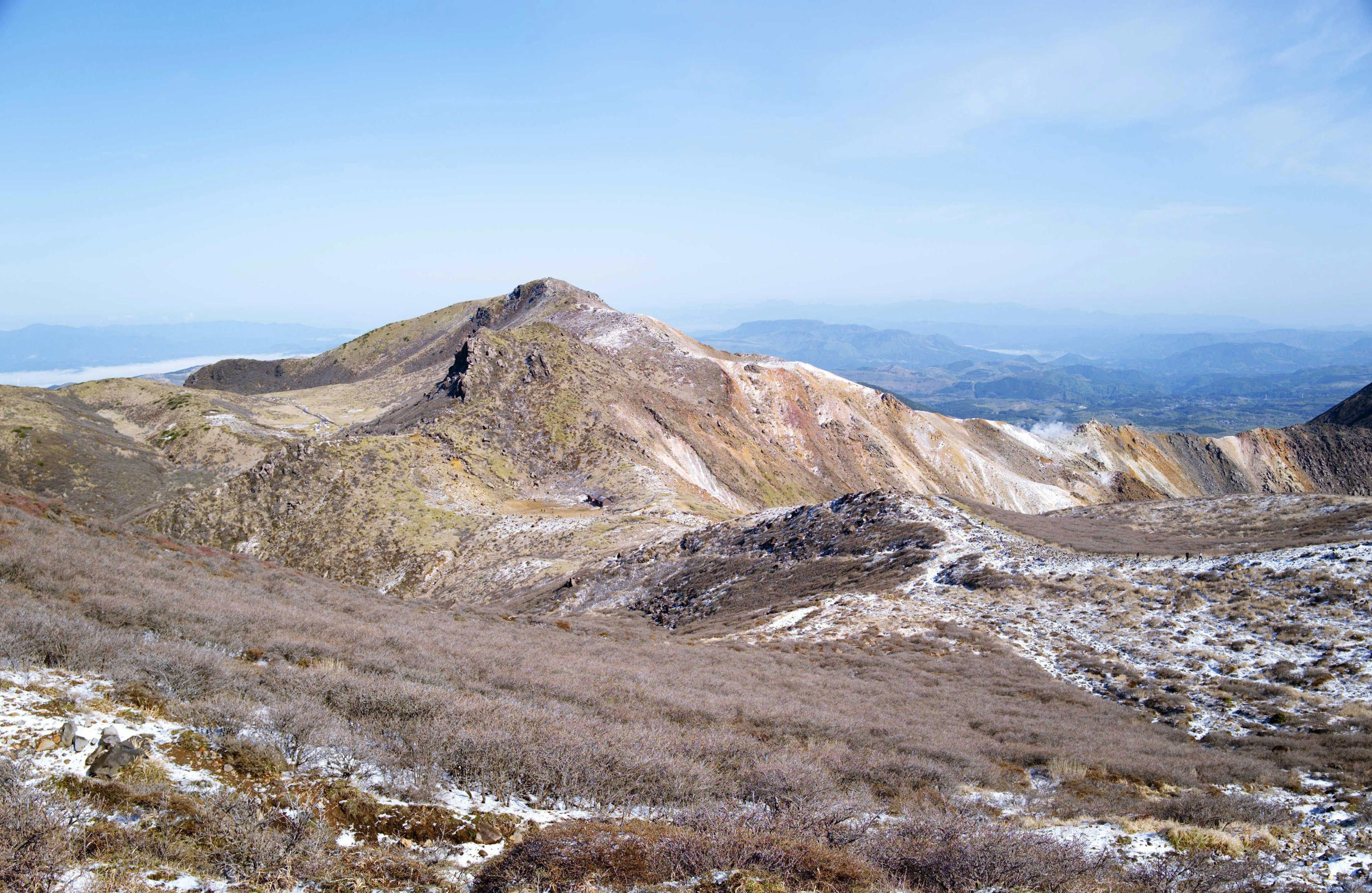 Paesaggio montano scenico con macchie di neve e terreno roccioso