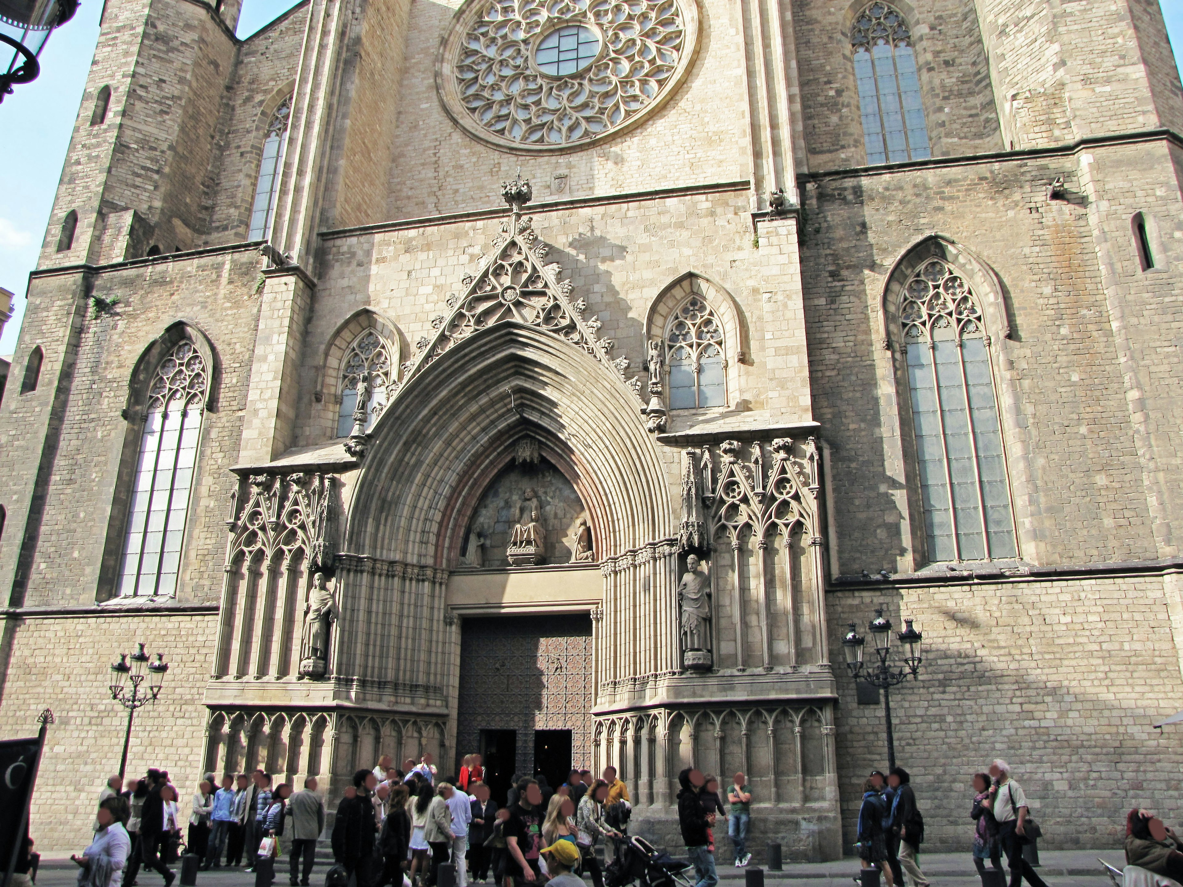 Entrada de iglesia de estilo gótico con una hermosa roseta