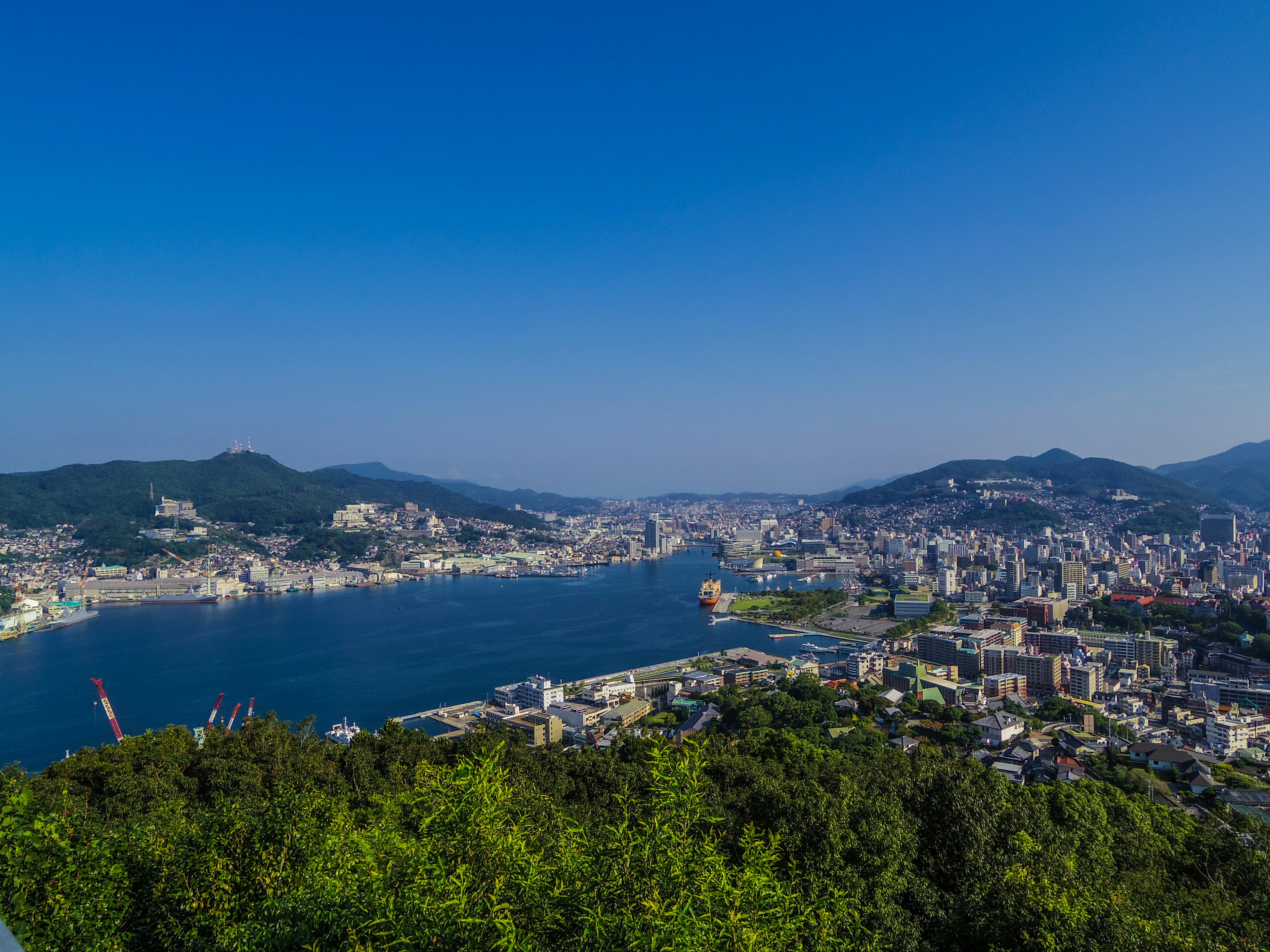 Pemandangan panorama Nagasaki dengan langit biru dan pemandangan kota