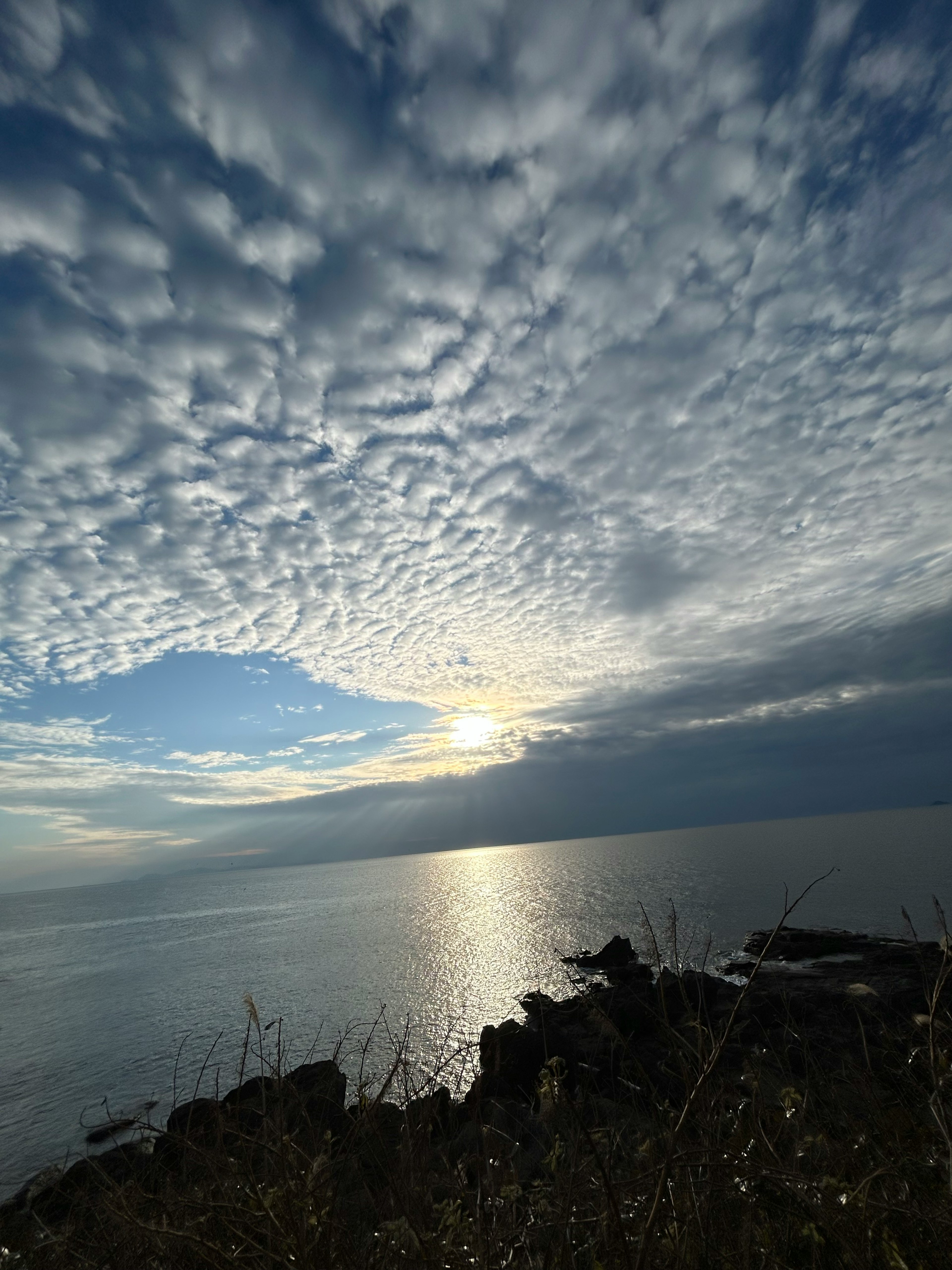 美麗的海景 日落映射在水面上 雲彩形成了驚人的圖案