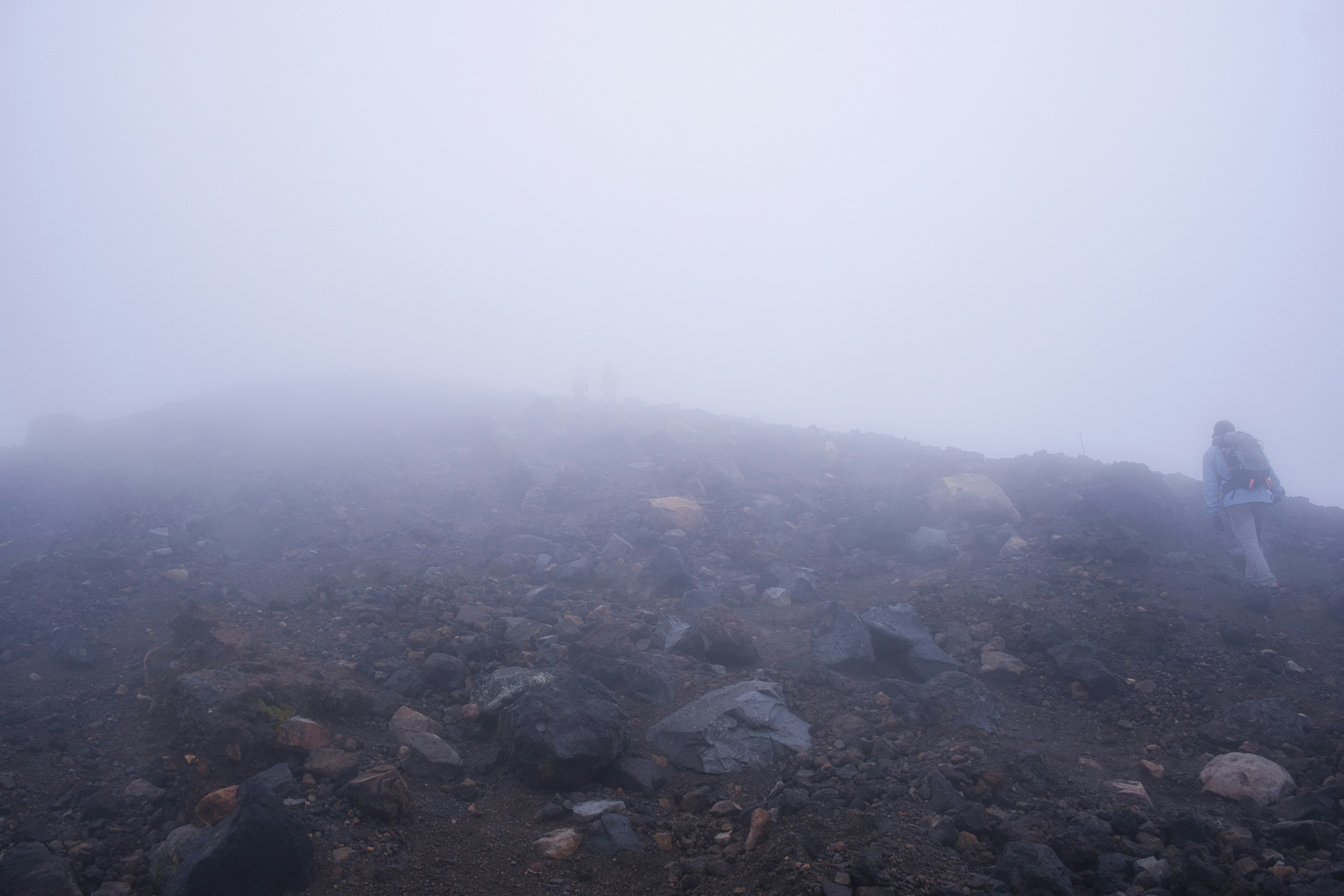 霧氣瀰漫的山景與岩石地形