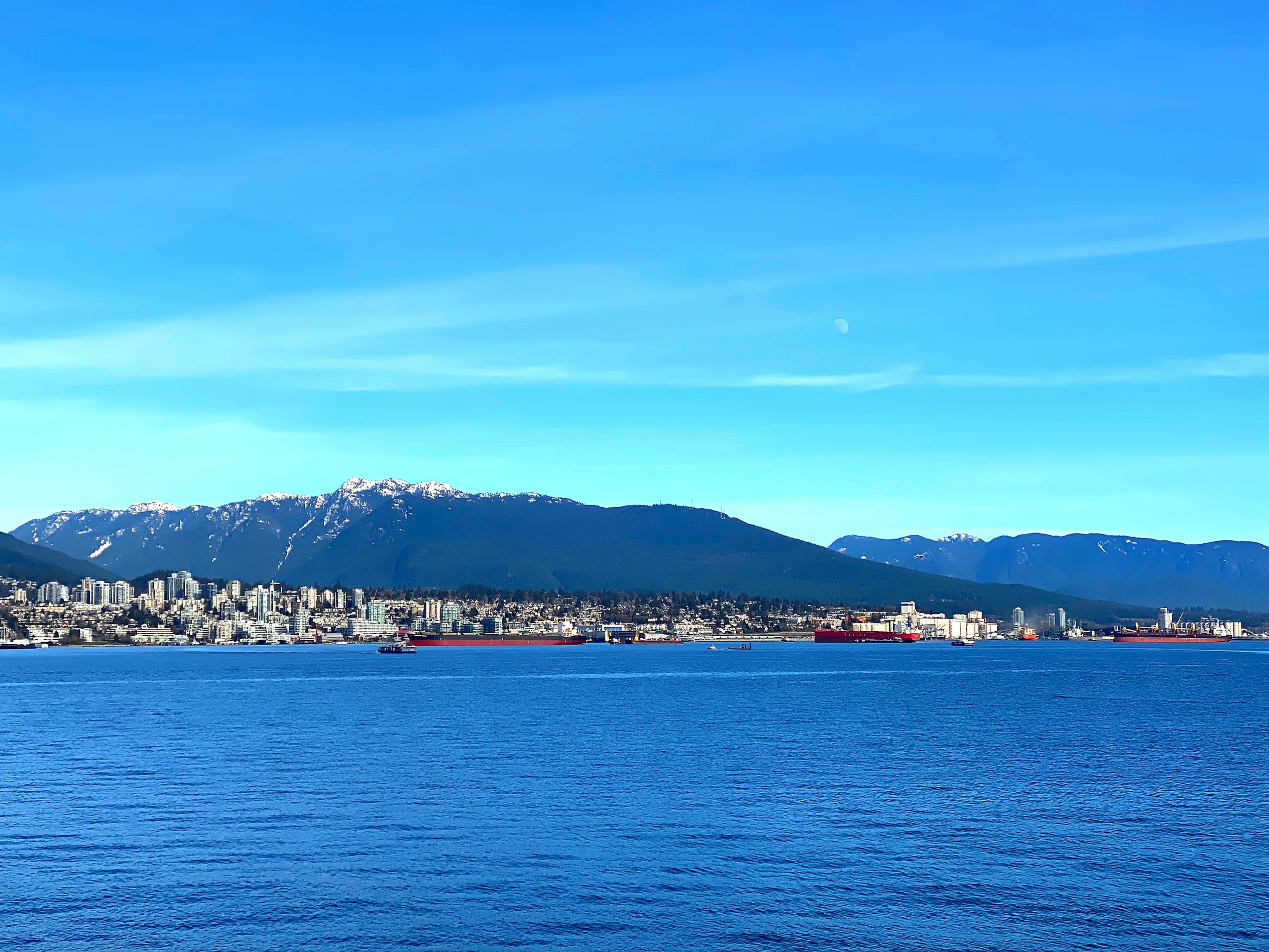 Bella vista di Vancouver con cielo azzurro e mare calmo