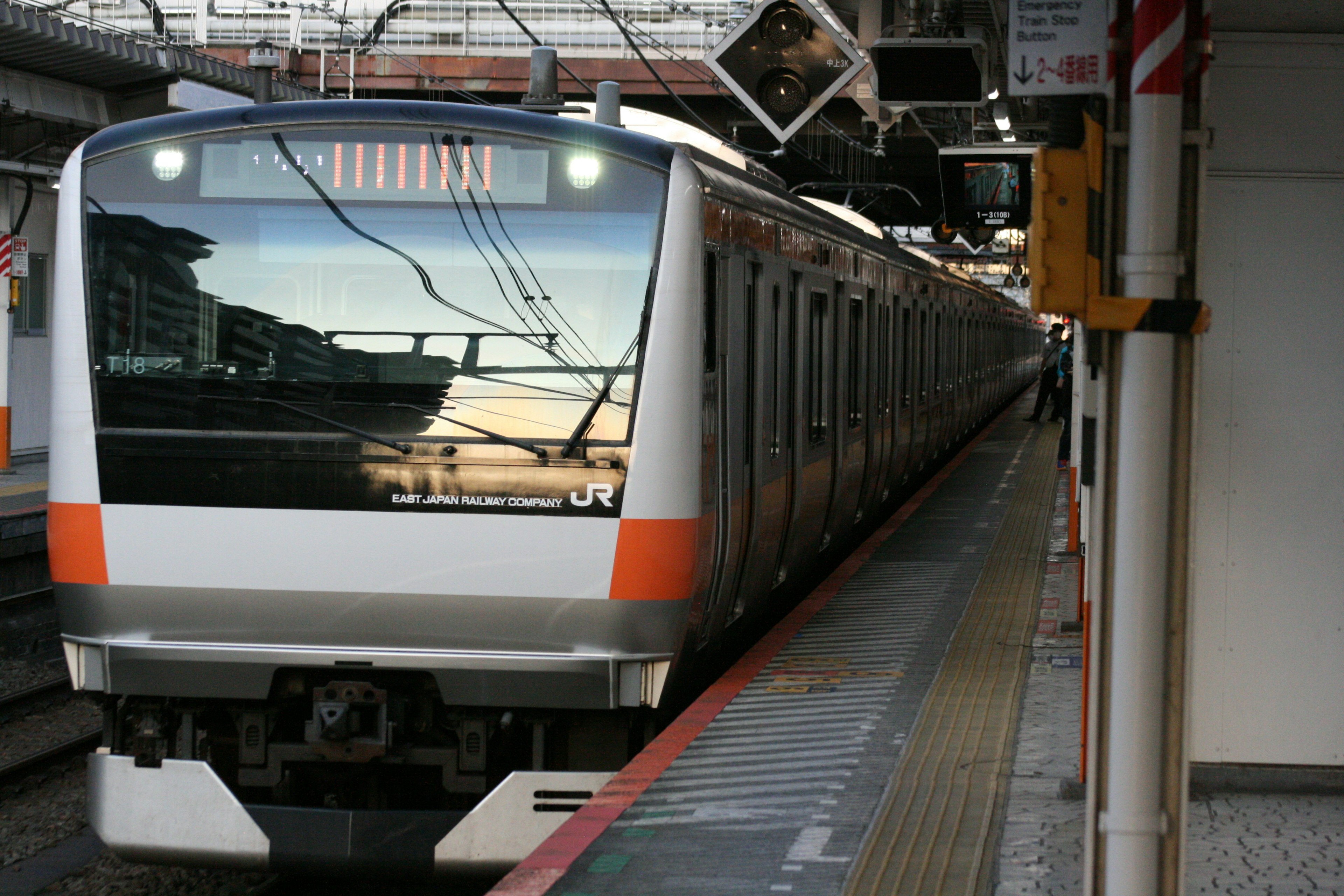 日本の駅に停車中の電車が写っている