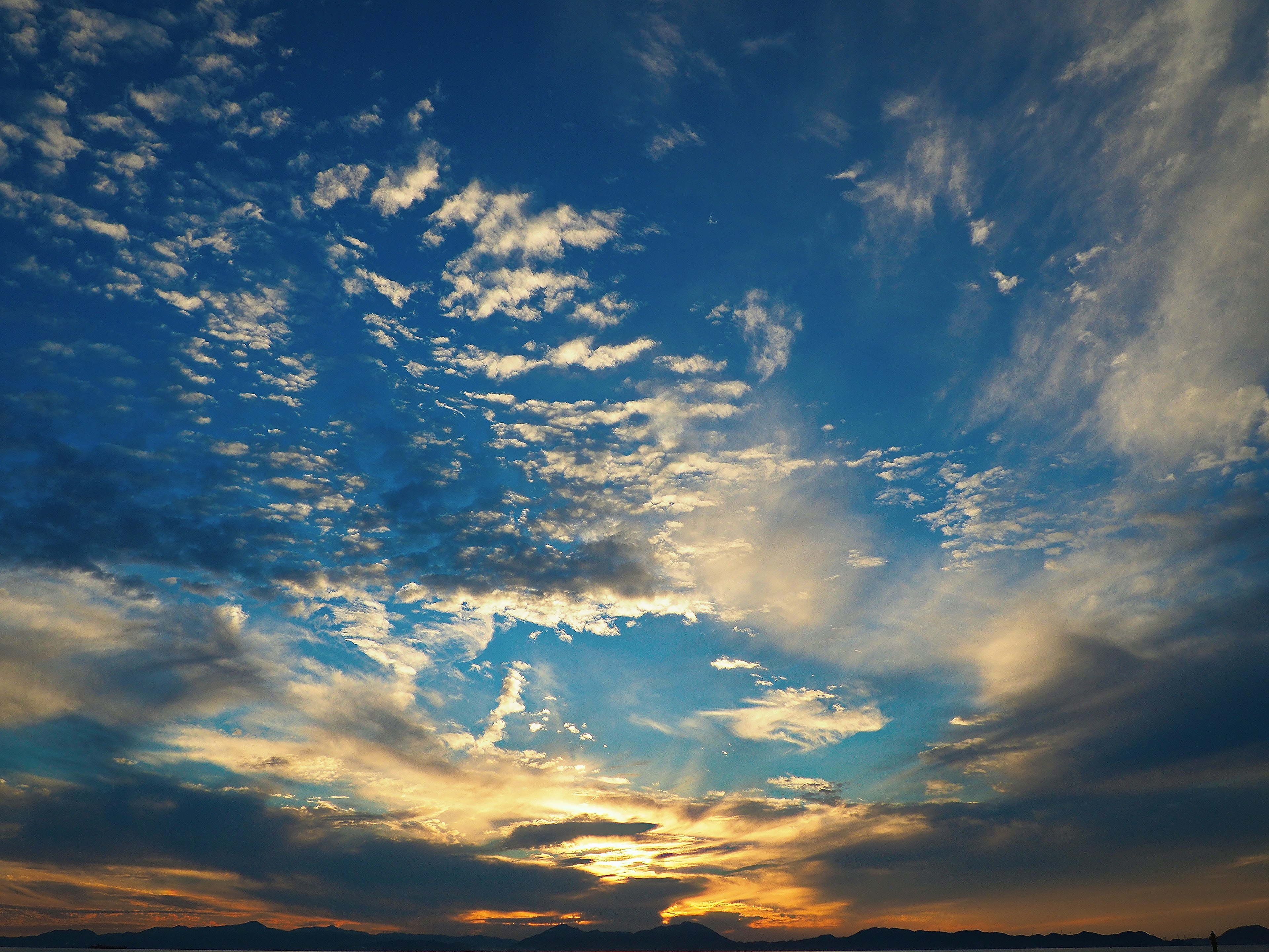 Ciel de coucher de soleil avec des nuages dégradés bleus et oranges