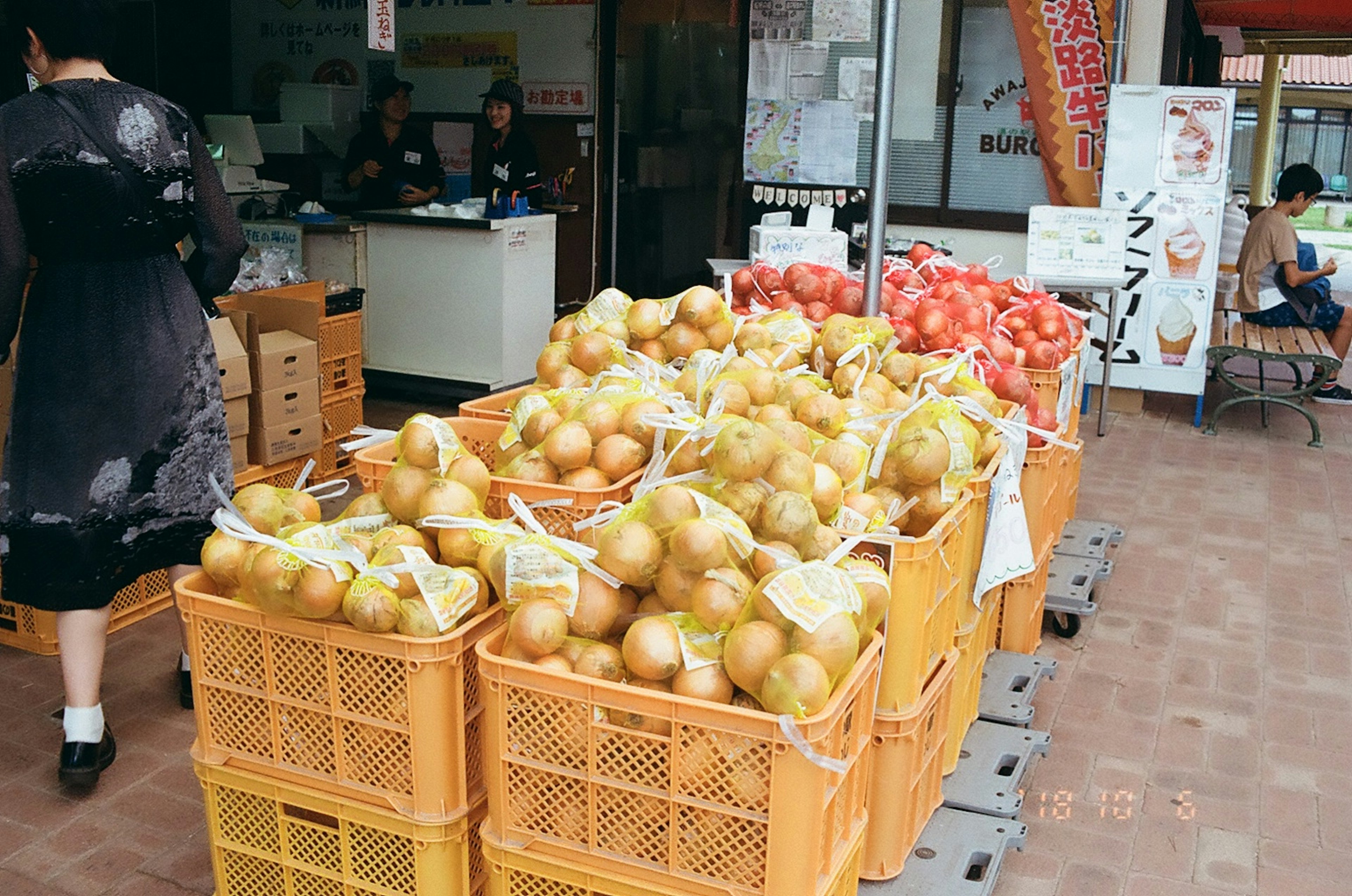 Paniers remplis d'oignons et de tomates dans un stand de marché