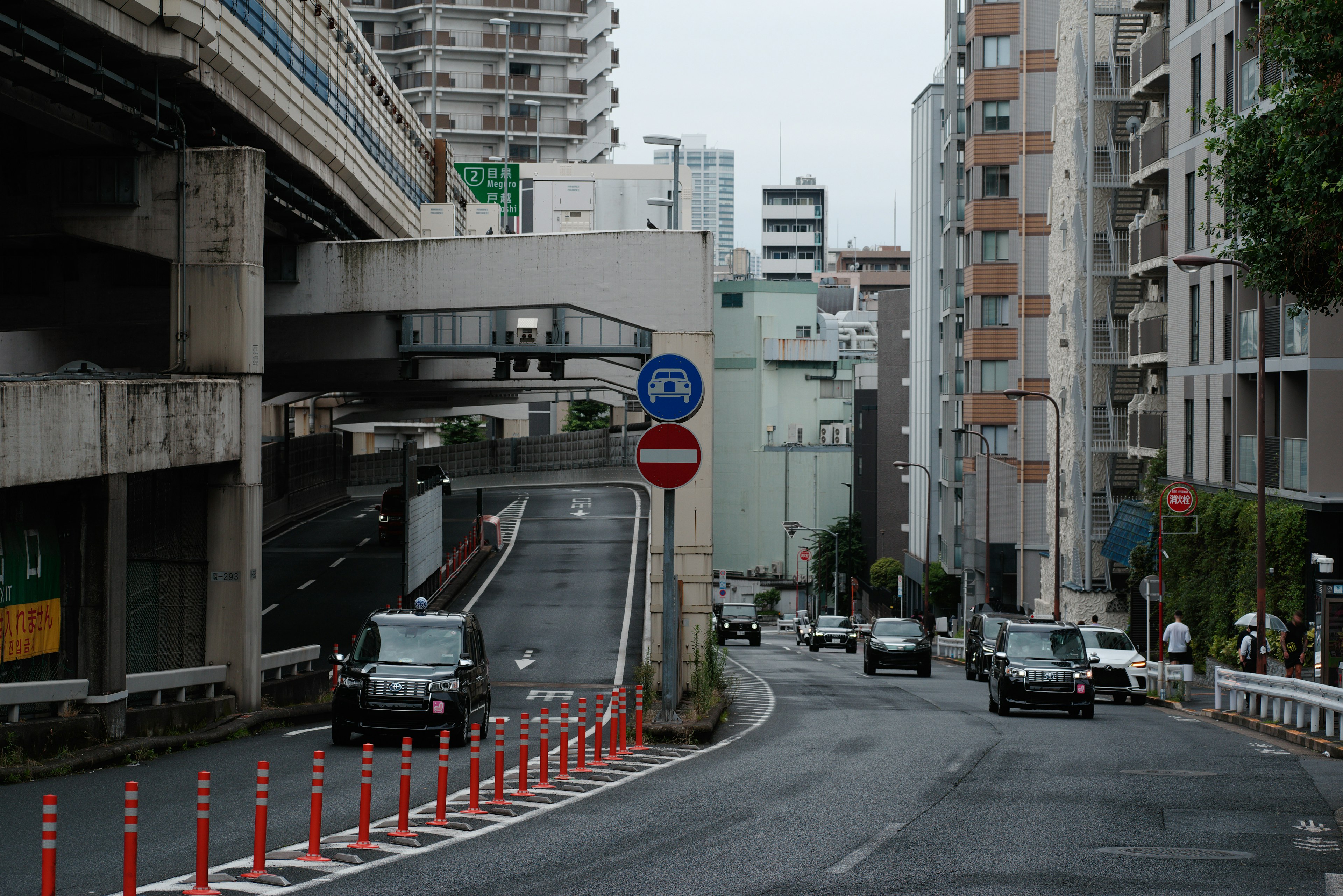 Paesaggio urbano con una strada sopraelevata e edifici cittadini auto in transito