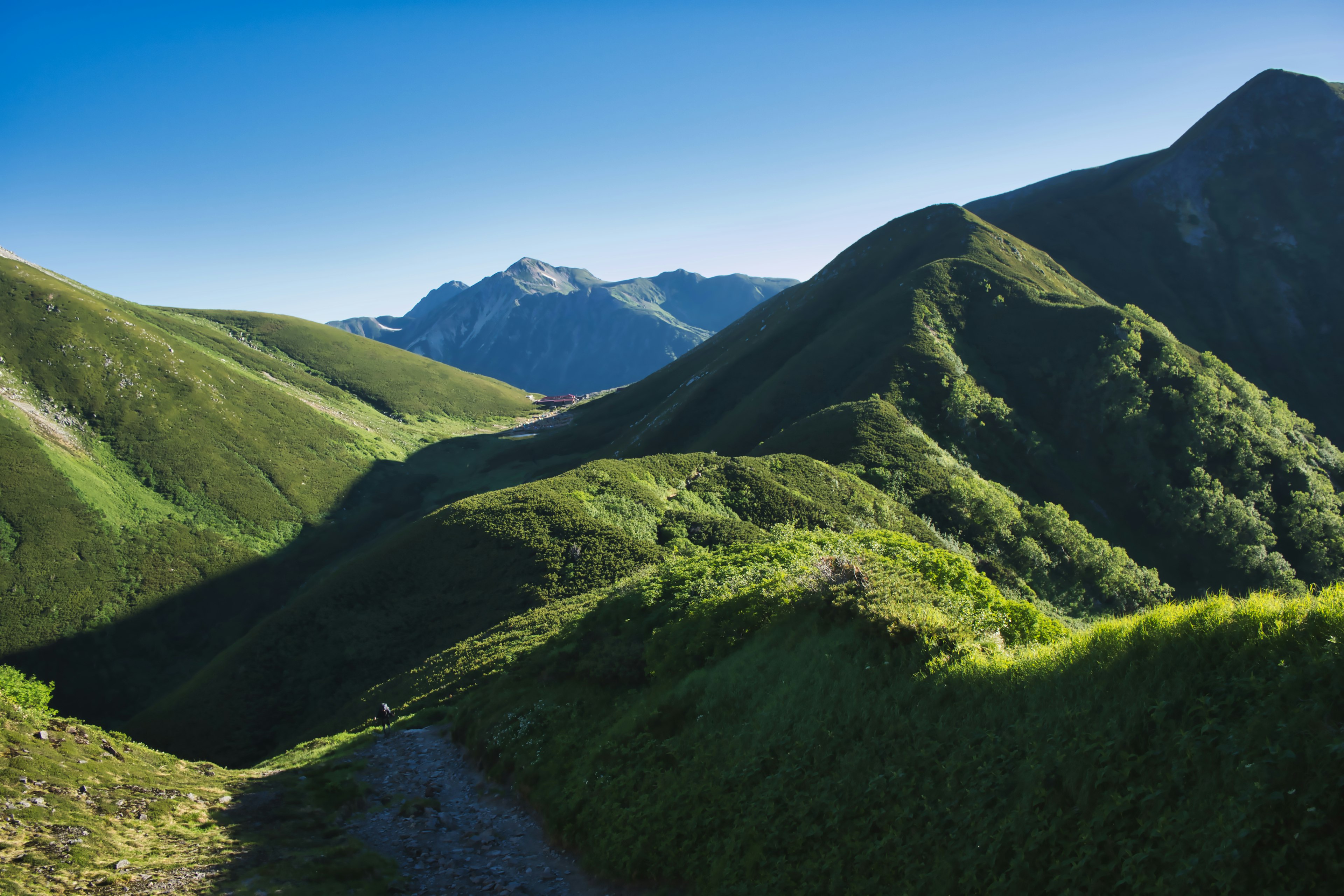 Montañas verdes bajo un cielo azul