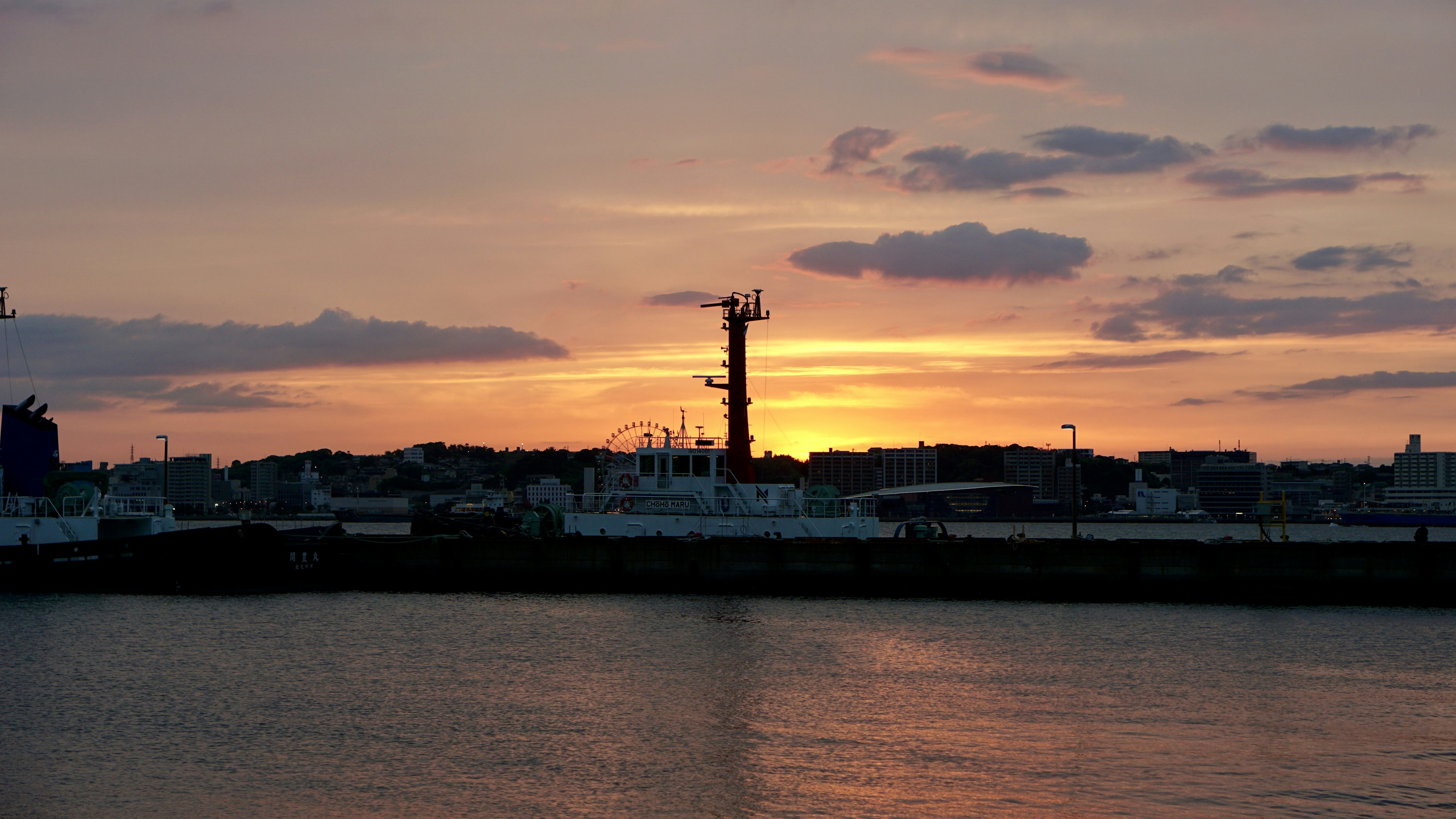 Silhouette eines Leuchtturms gegen einen Sonnenuntergangshimmel