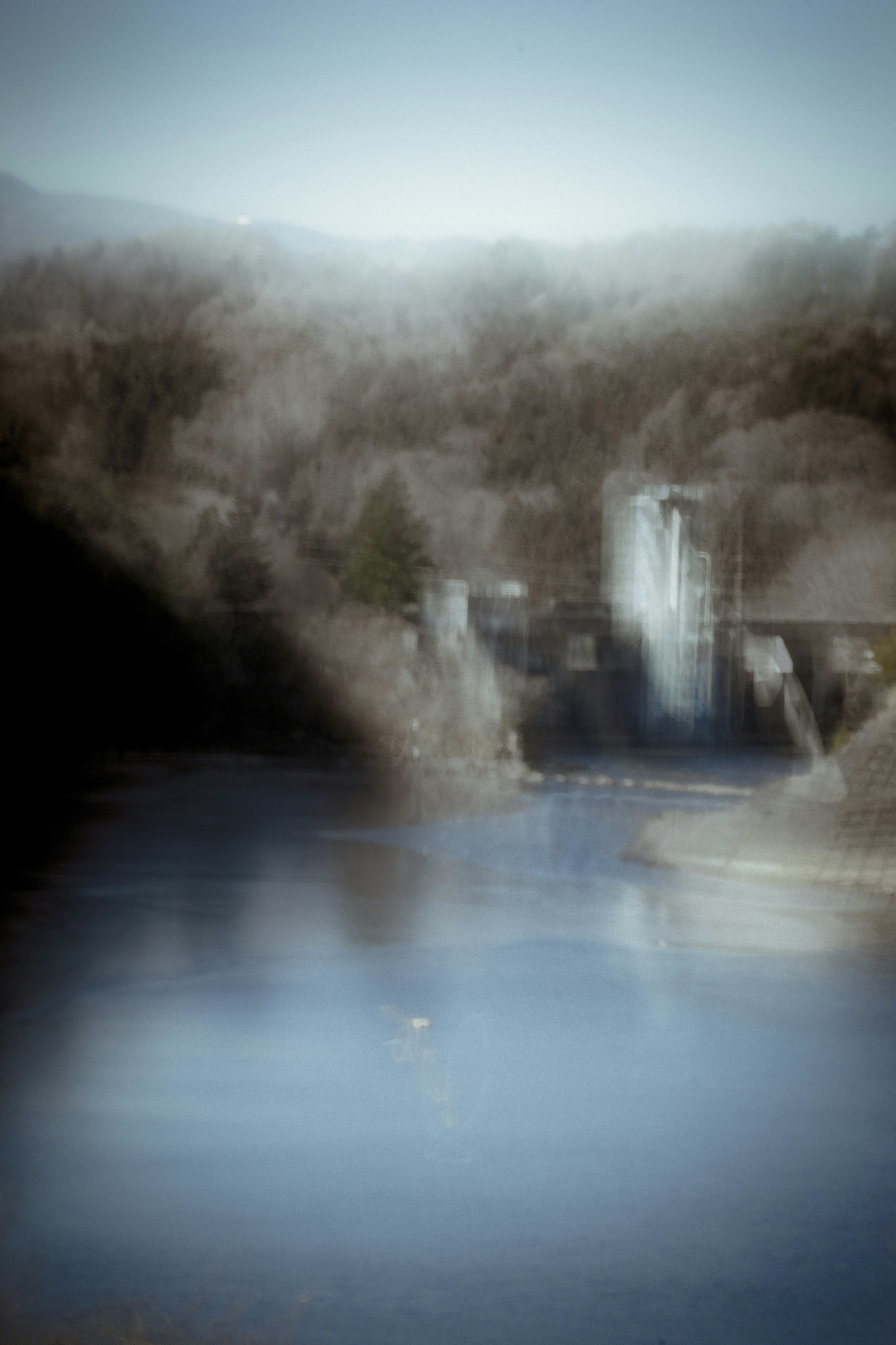 Verschwommene Landschaft mit einem Fluss und einem Wasserfall