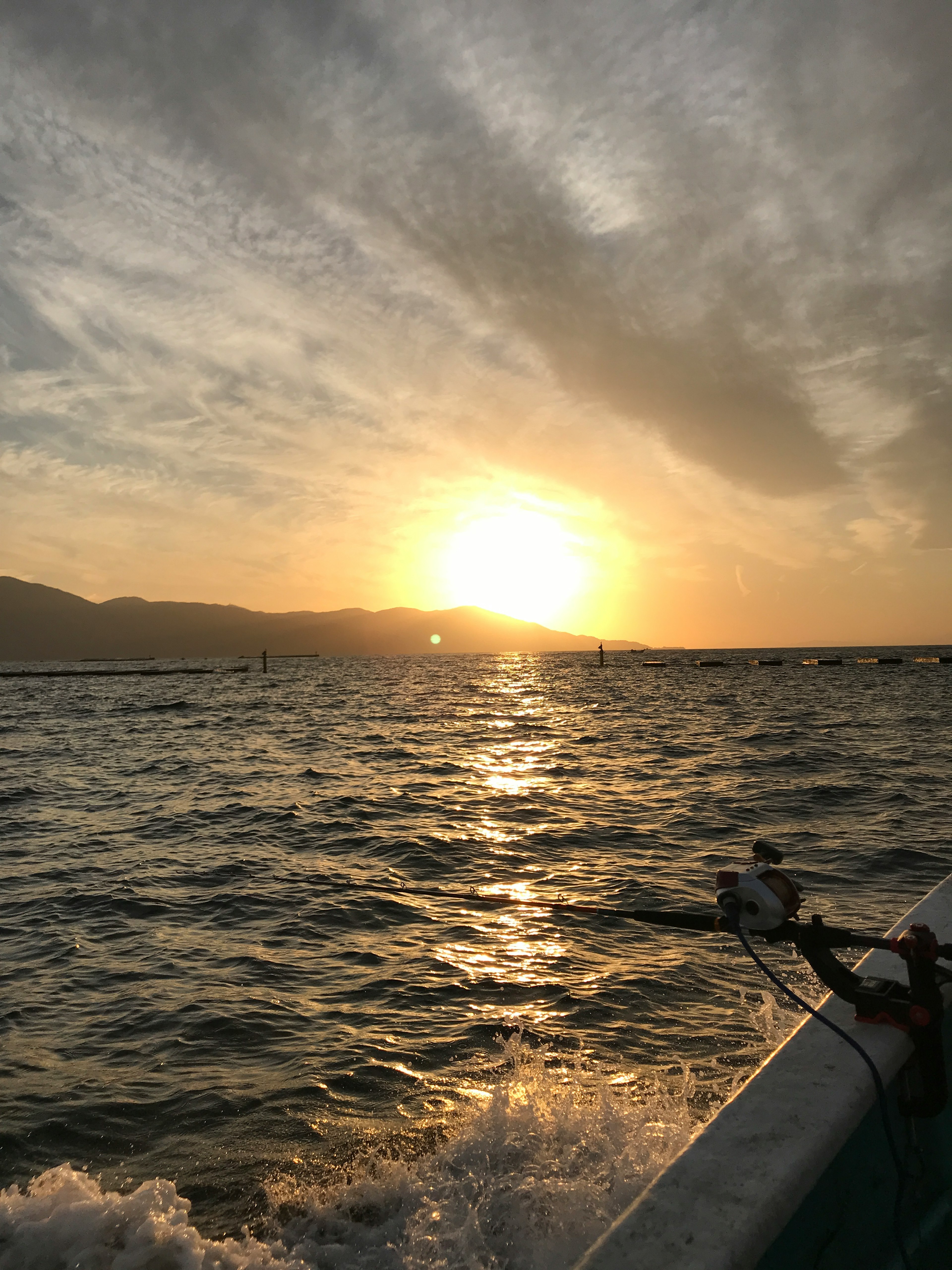 Vista panoramica di un bellissimo tramonto sull'oceano