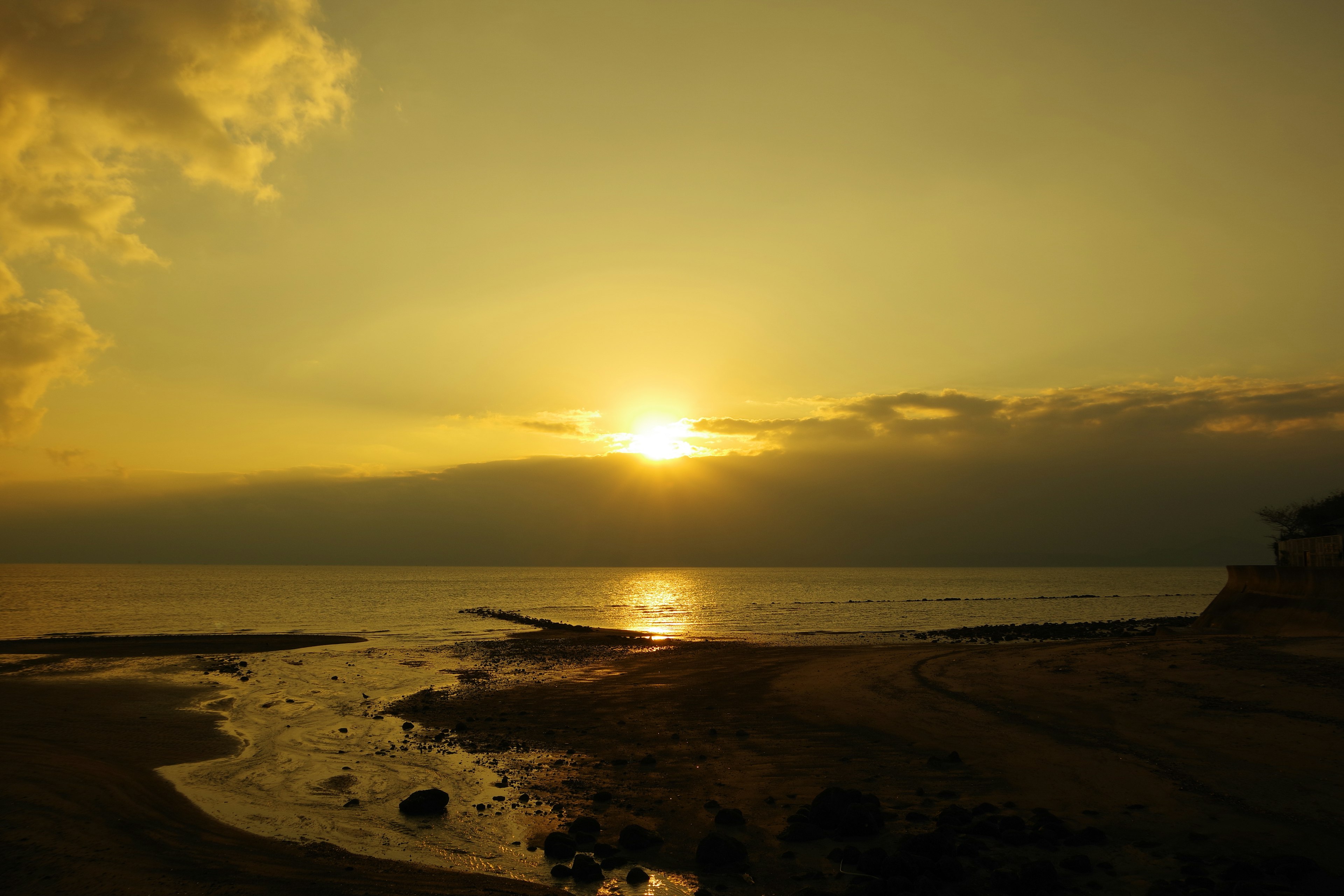 Pemandangan matahari terbenam yang indah di laut air tenang saat senja