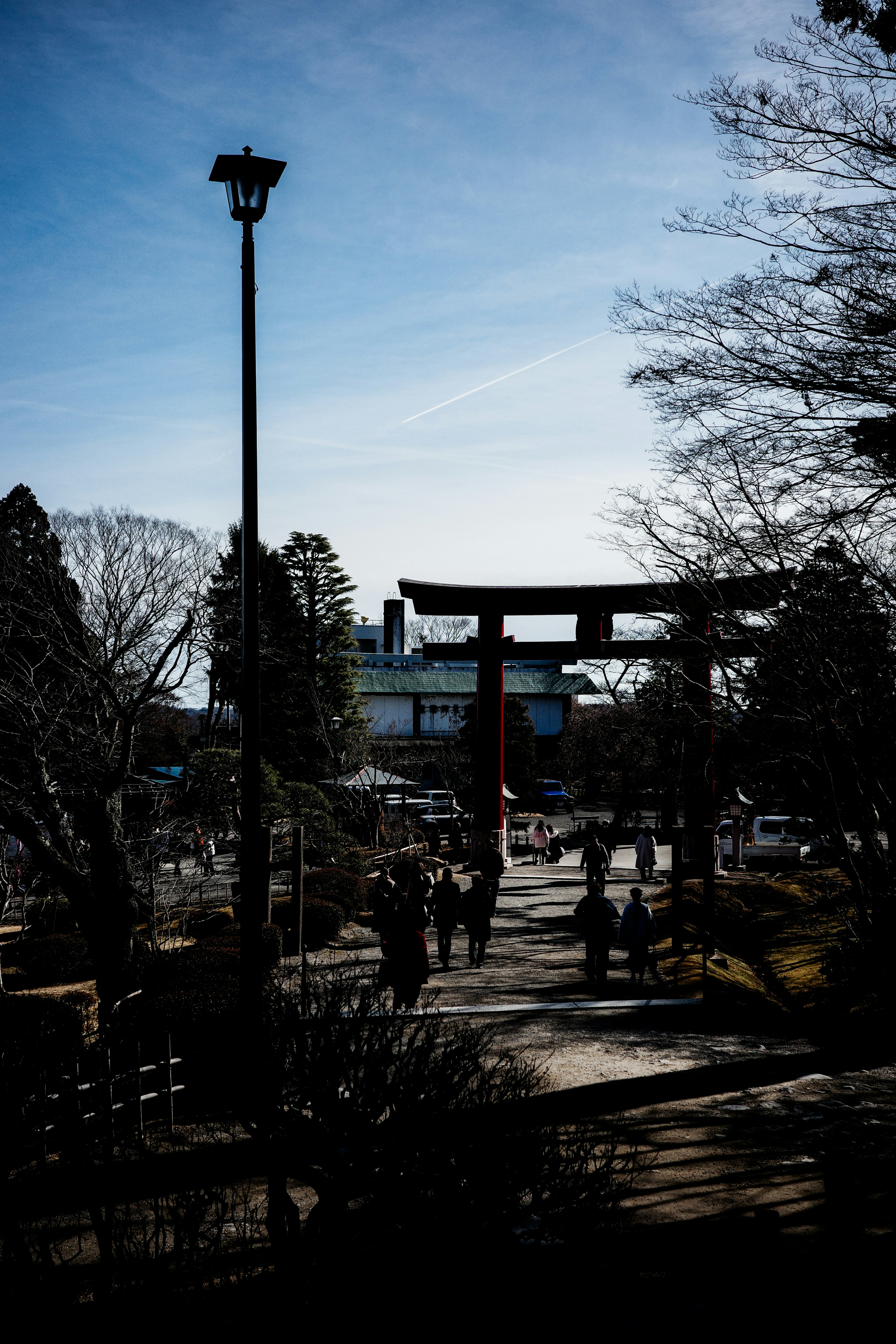 Portail torii et personnes marchant sous un ciel bleu clair