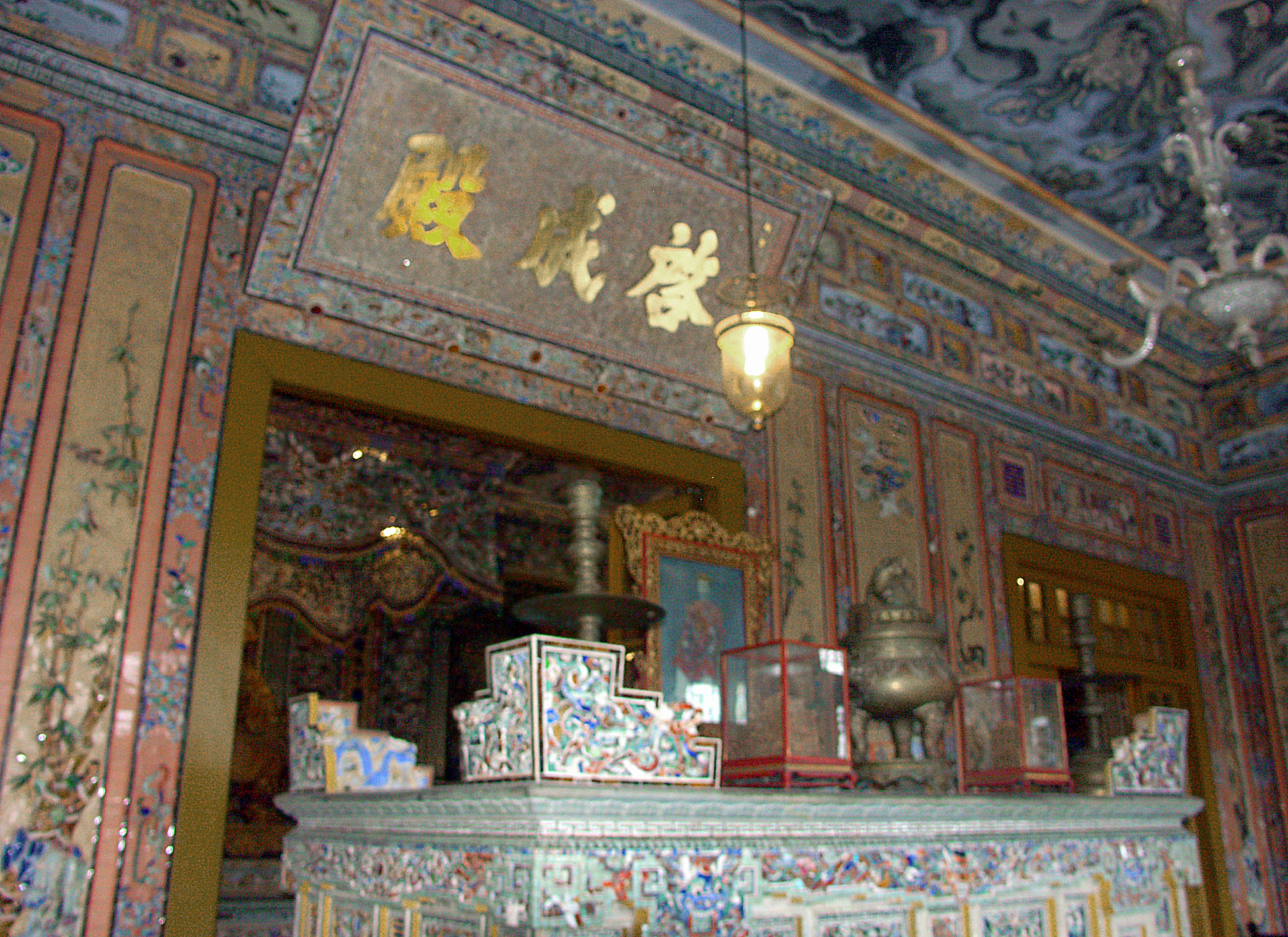 Intérieur d'une pièce traditionnelle chinoise avec des décorations ornées Peintures colorées sur les murs Appliques lumineuses suspendues