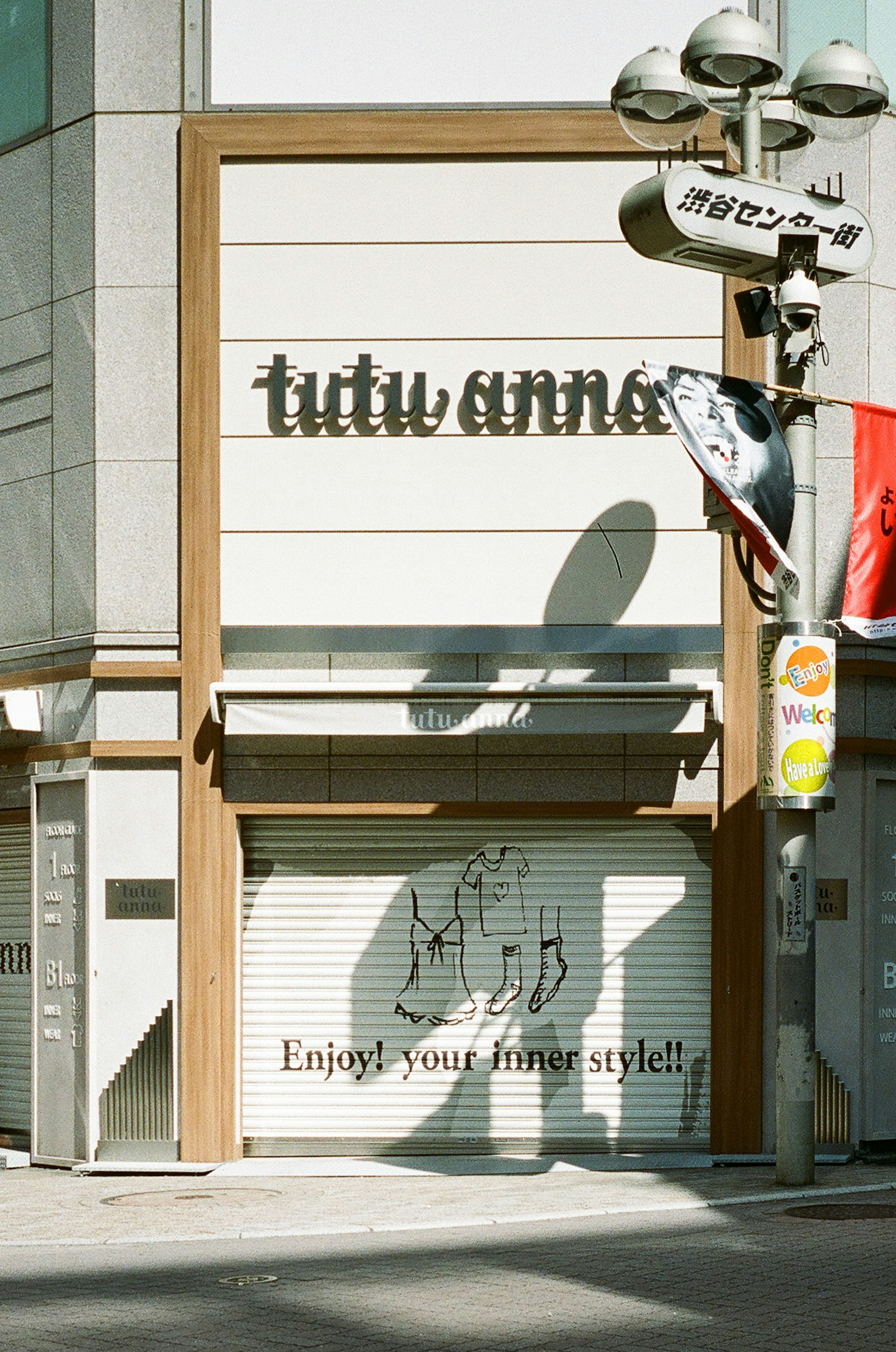 Exterior view of tutuanna store featuring a shadow and a message on the wall