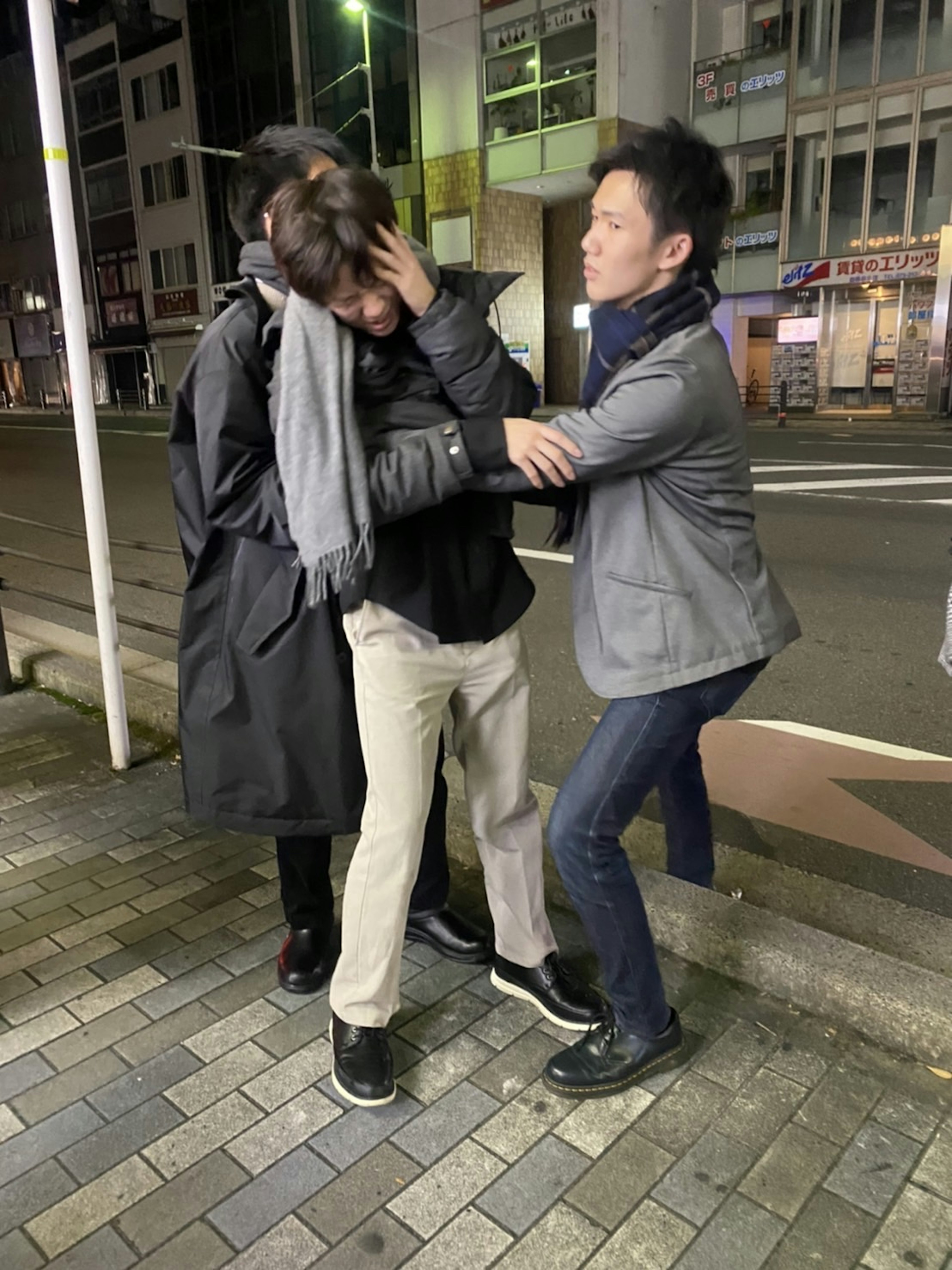 夜の街角で人々が互いに接触しているシーン