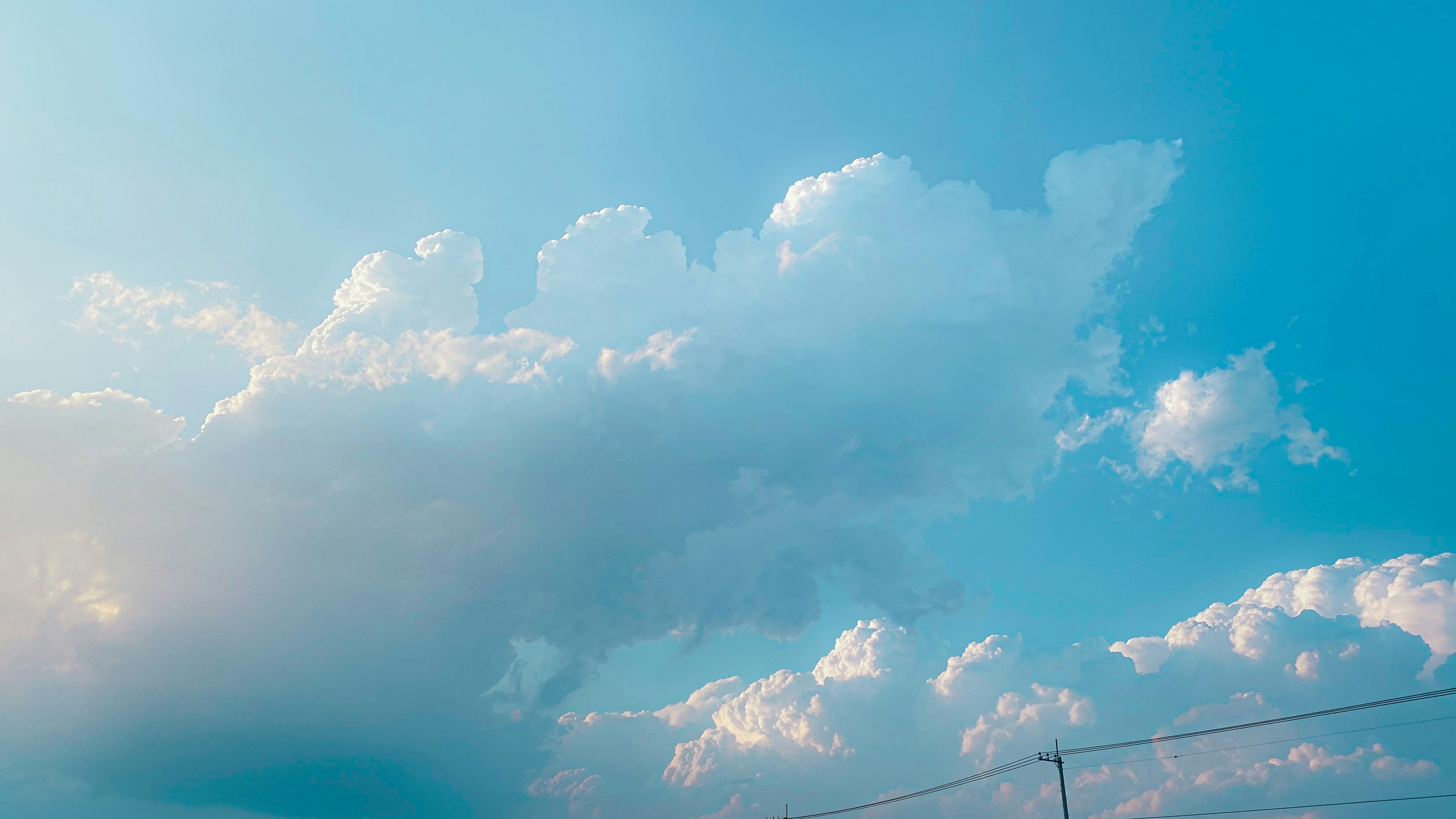 Pemandangan indah awan putih melayang di langit biru