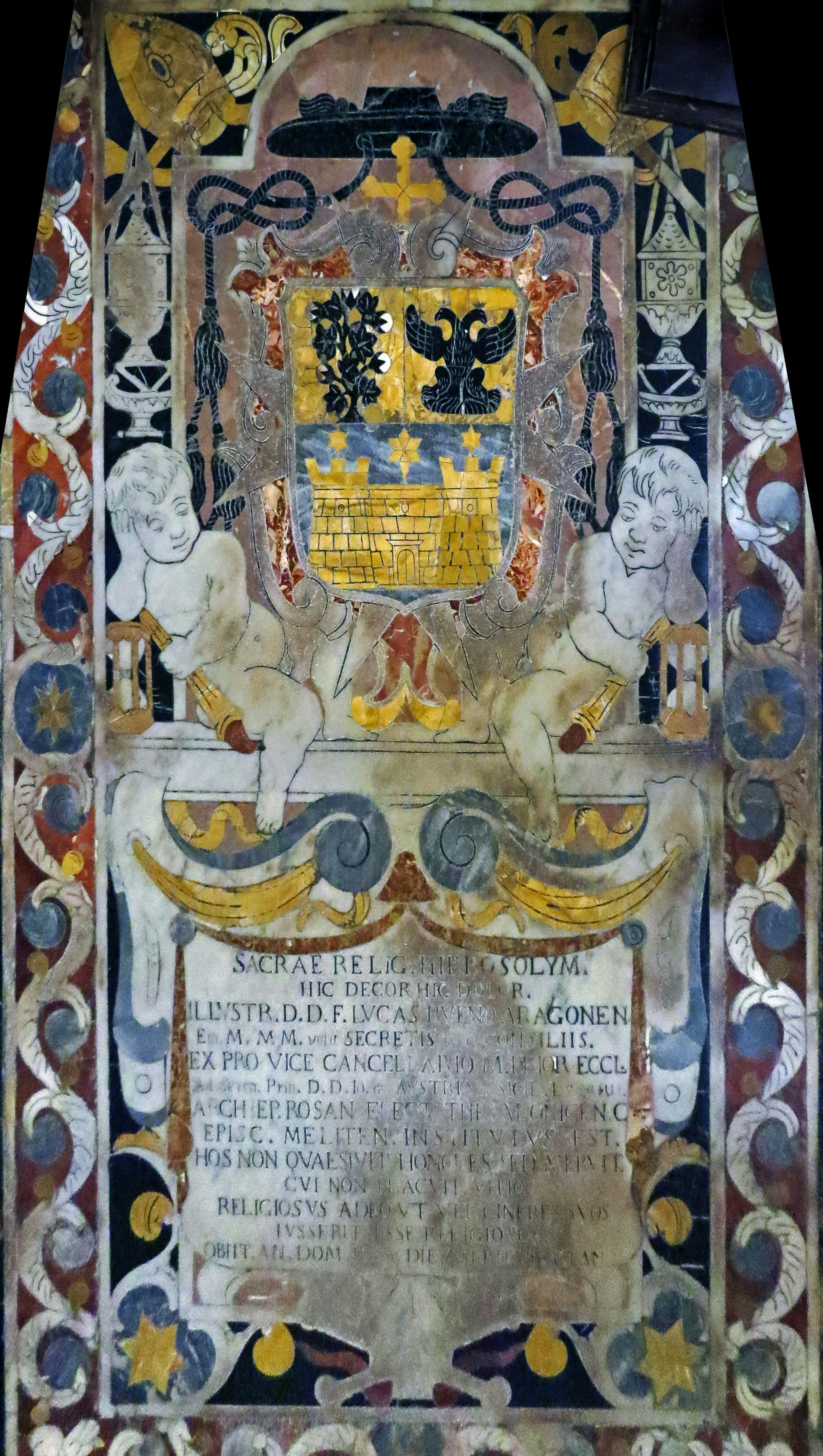 Dekoratives Wappen mit bunten Mustern auf einem historischen Grabstein