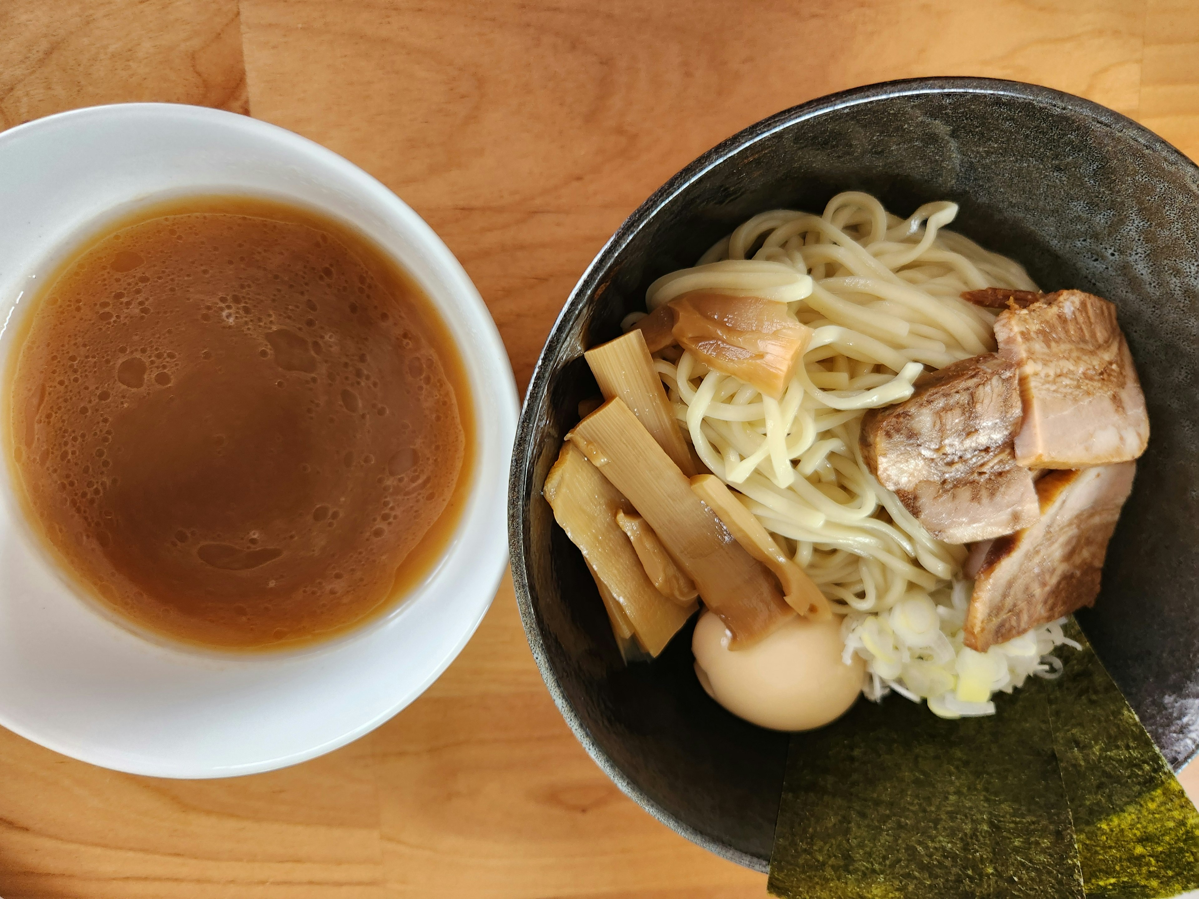 Bowl ramen dengan saus dan topping