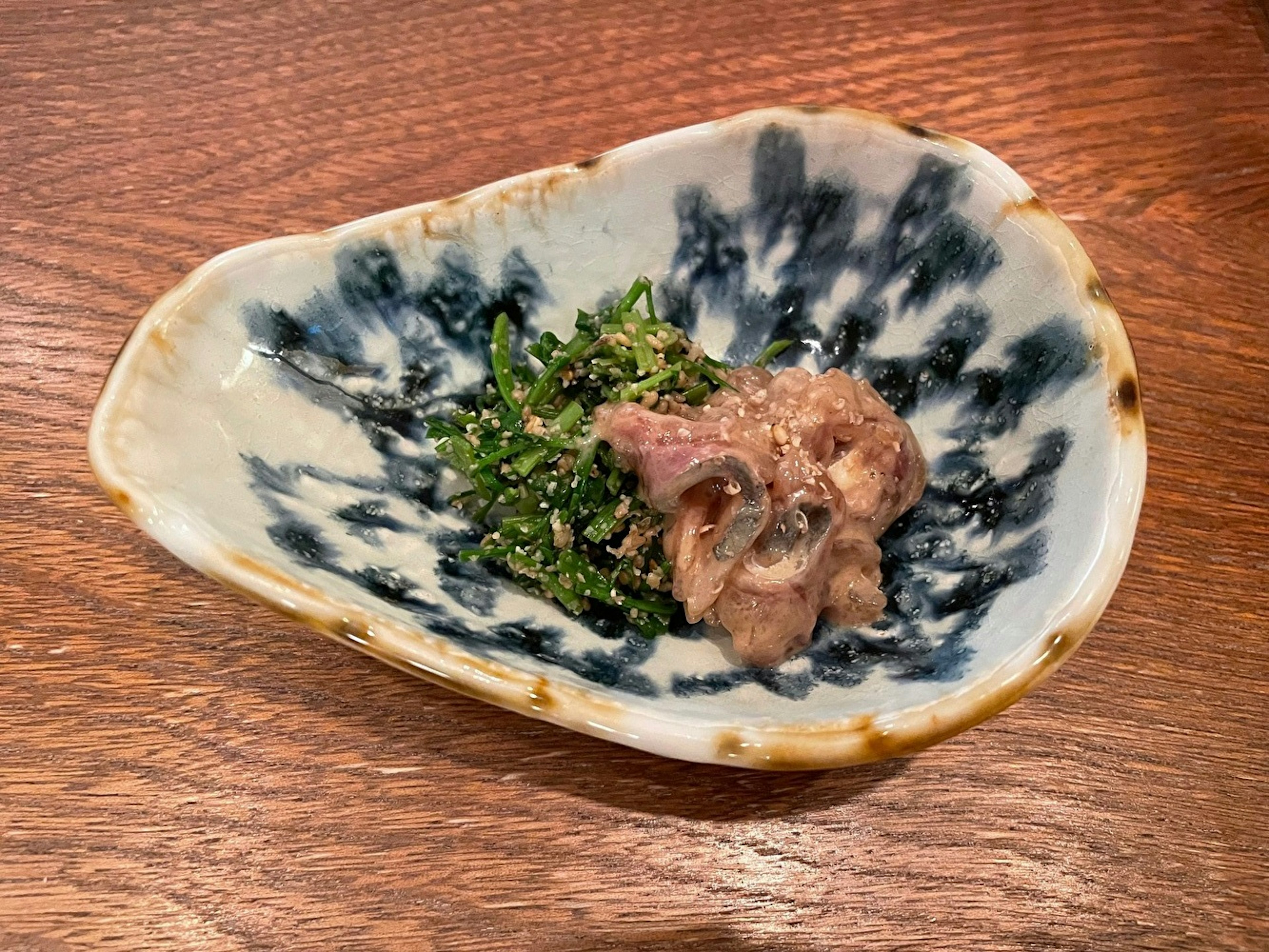 青海苔と肉の料理が盛られた和風の器