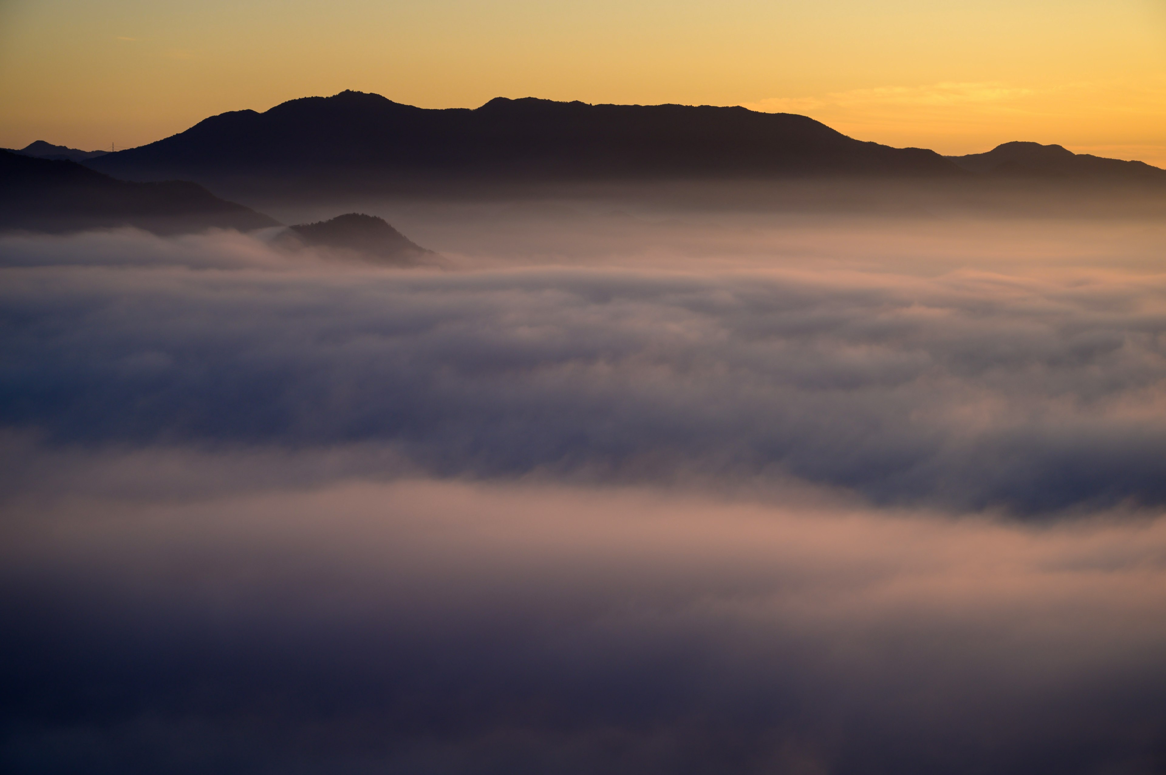 霧に包まれた山々と美しい夕焼けの景色