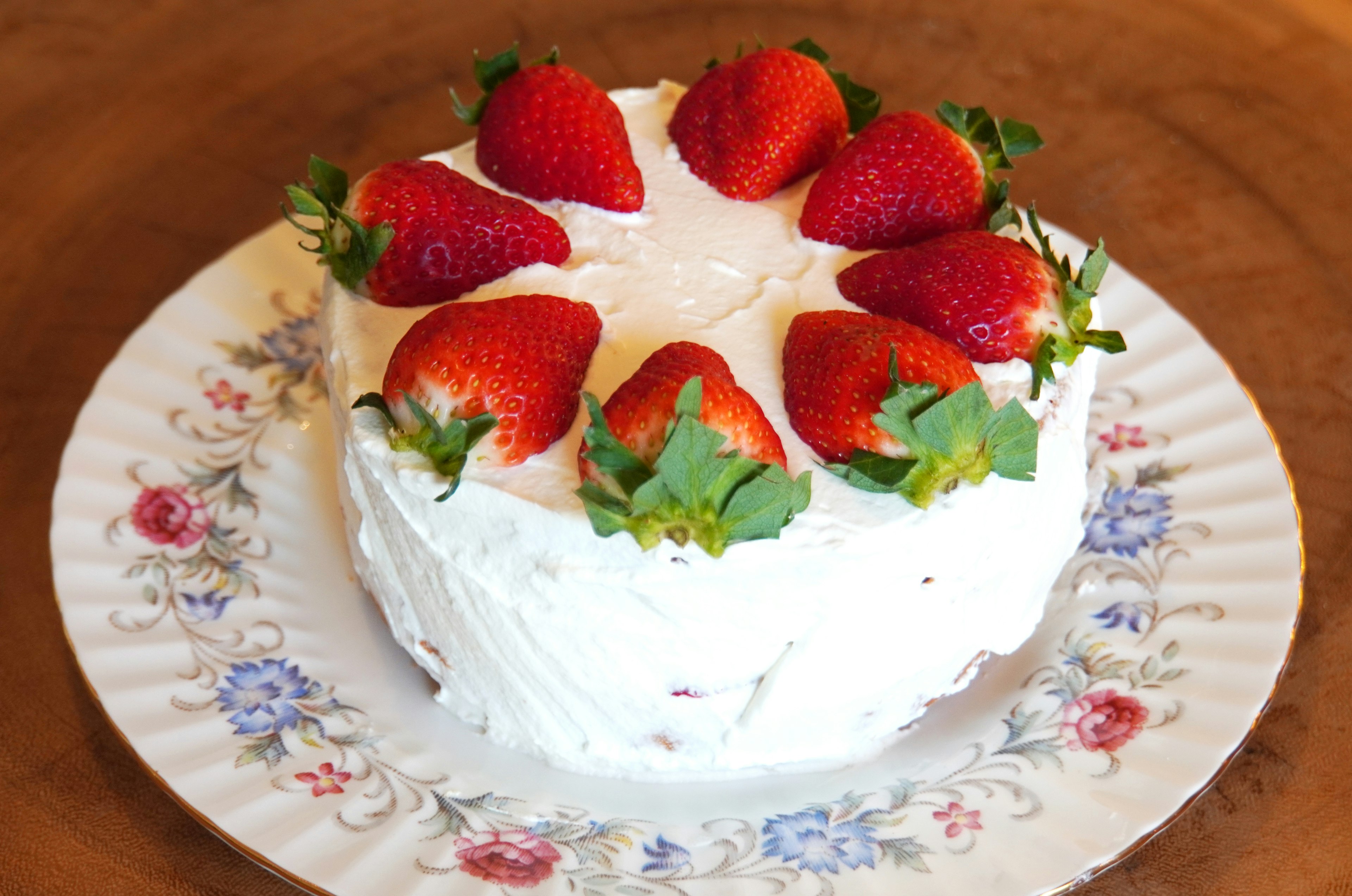 Una torta di crema decorata con fragole