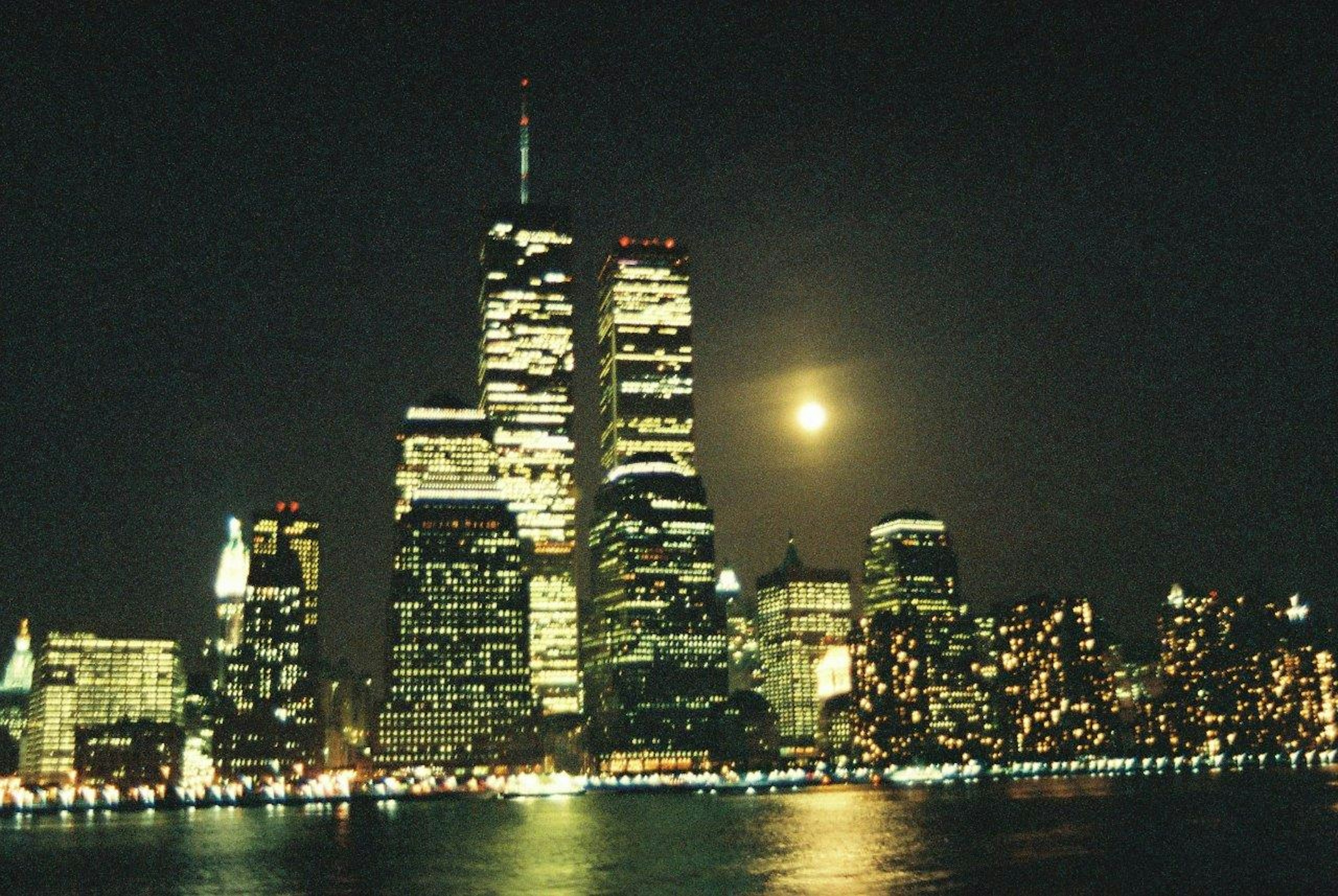 New Yorker Skyline bei Nacht im Mondlicht beleuchtet