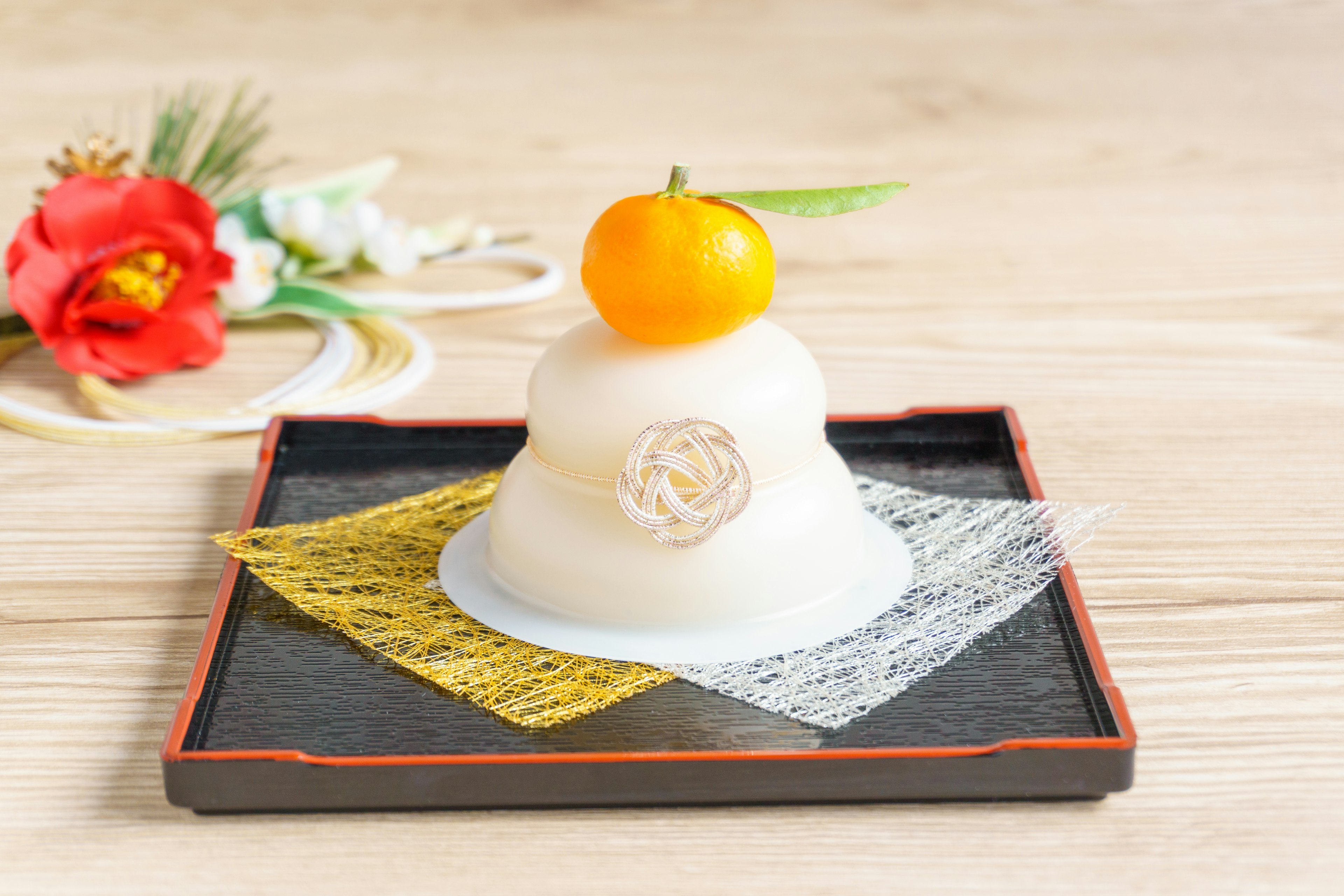 Un joli dessert japonais avec une petite orange sur le dessus