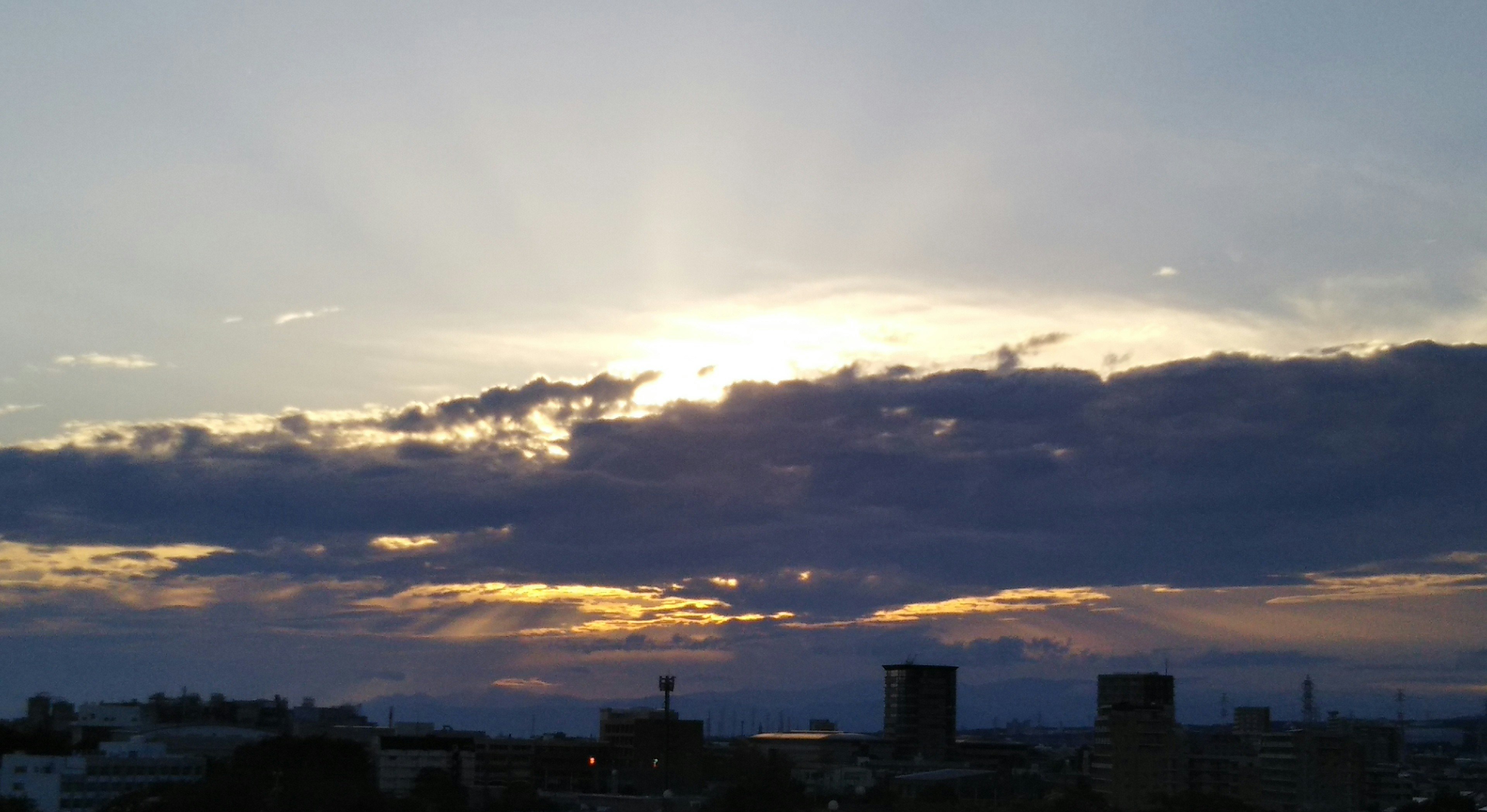 Schöne Landschaft mit Sonnenlicht, das durch die Wolken beim Sonnenuntergang bricht