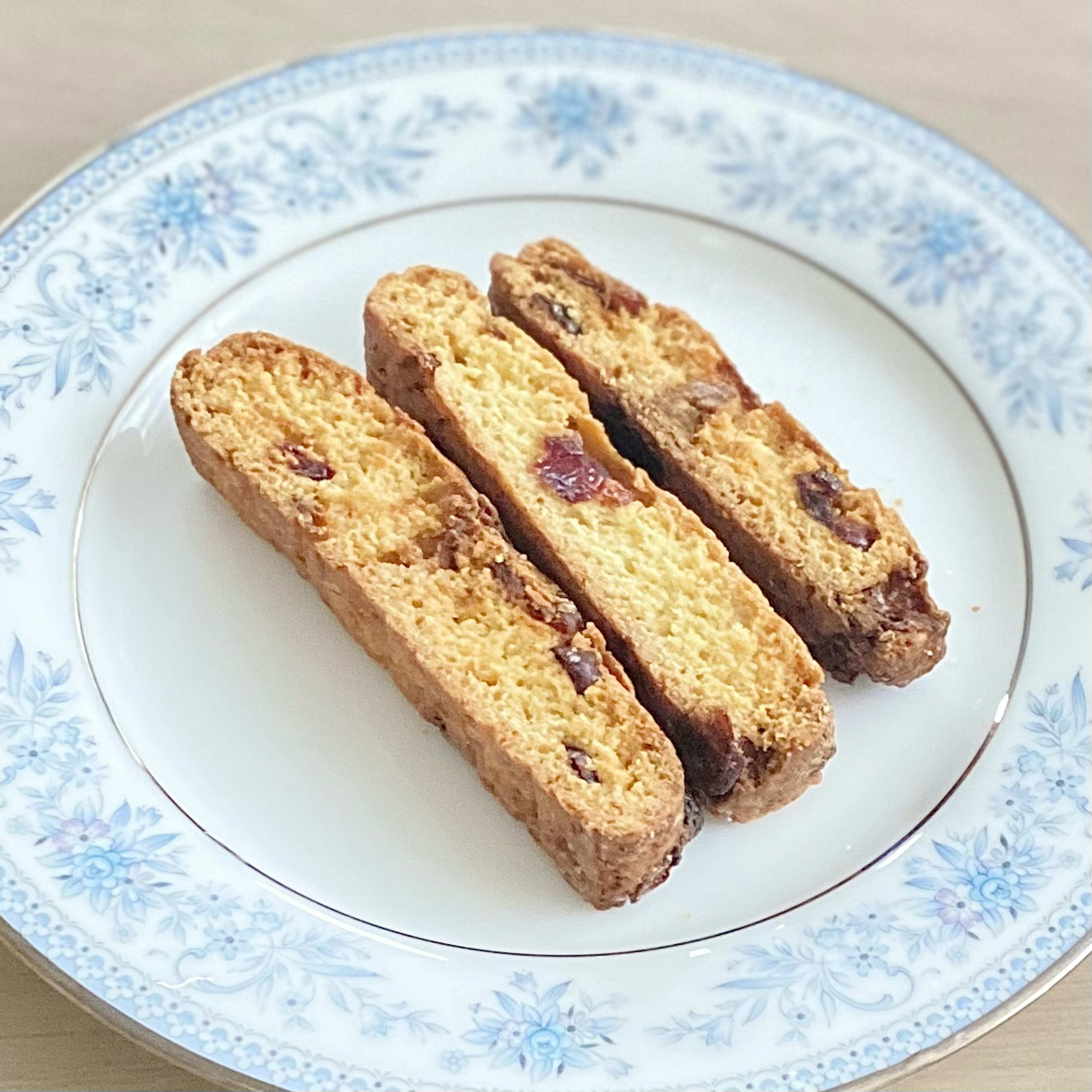 Rebanadas de biscotti dispuestas en un plato con diseño floral azul