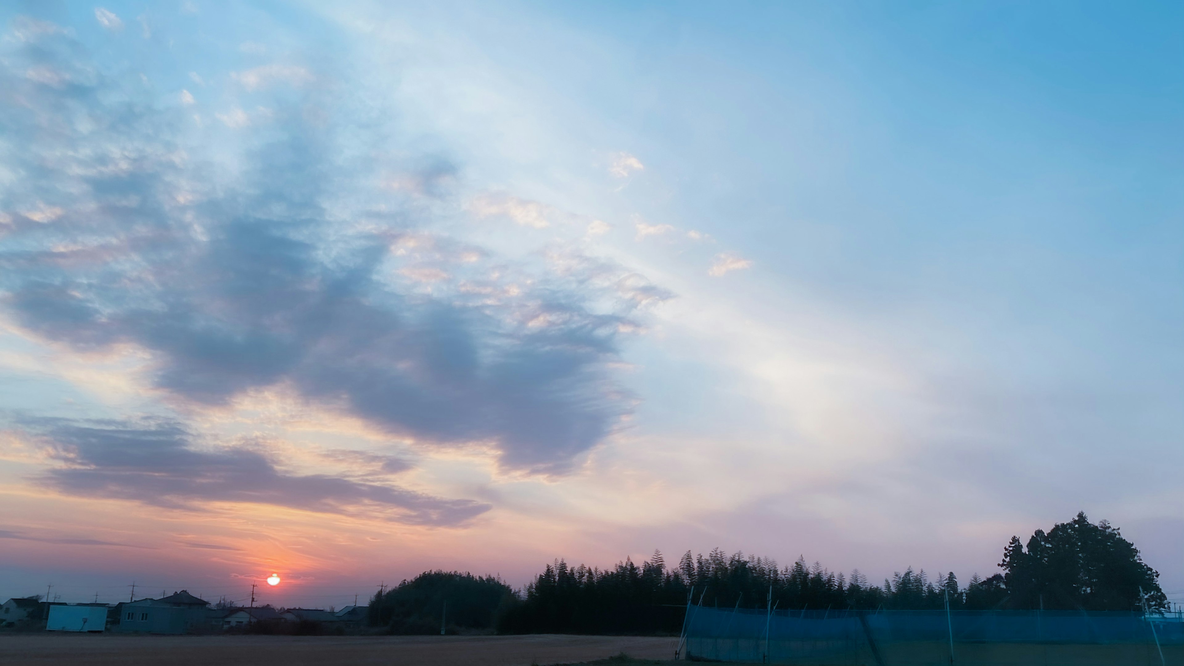 夕日が沈む美しい青空と雲の風景